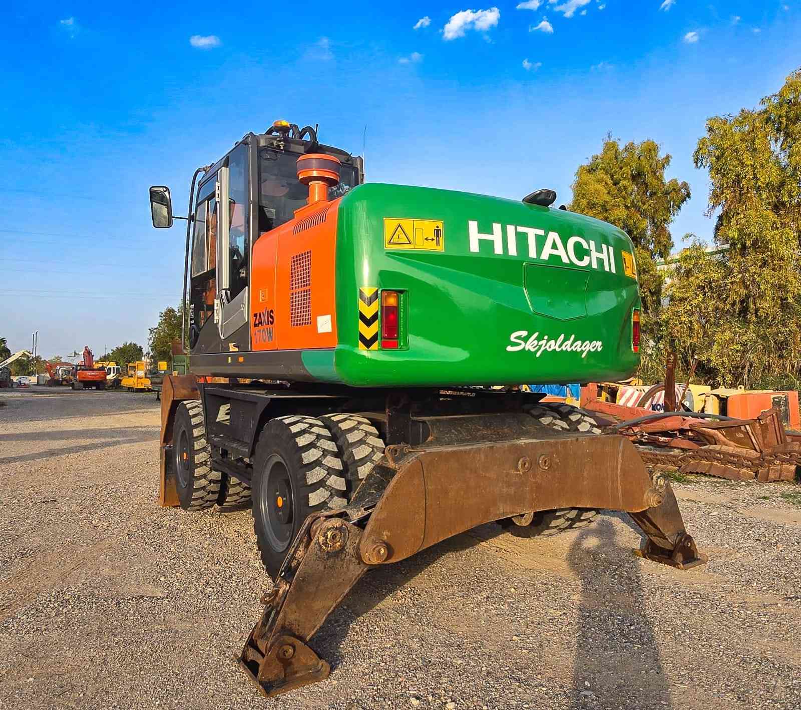 حفارة هيتاشي ١٧٠ البيع دخول جديد سعر ٦٥٠  رقم تلفون ***********
