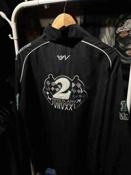 قمصله بيها لوكوات حلوه ومميزه 
قياس XL 
سعر 45 
يوجد توصيل لجميع المحافظات 
***********
