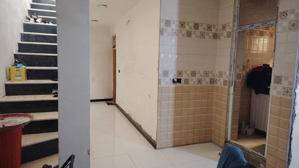 دار للبيع مساحه ١٨٠ متر واجه ٧وربع نزال ٢٥ قاطين اربع غرف نوم واستقبال وصاله ومطبخ وغرفه وخدمات وطابق الثاني ٣غرف نوم كبيرات وحمام موقع حيؤر قرب مستشفى الزهراء الاهلي مقابل مدرسه التجاره السعر ٢٨٥ مطلوب مصرف عقاري ٨٥ مليون تسديد الشهري ٤٣٨ يحتاجله صبغ ولبخ الواجه *********** واتساب بغداد, العراق
