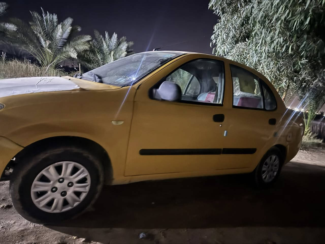 السلام عليكم طيبه ٢٠١٥
لسياره جاهزه  تجي وشوف بعينك  سنويه لل٢٧ كير ومكينه مكفولات والسياره كبال عينك السياره احلى من الصور ٤٠ وبيه مجال التصال على الرقم ***********
