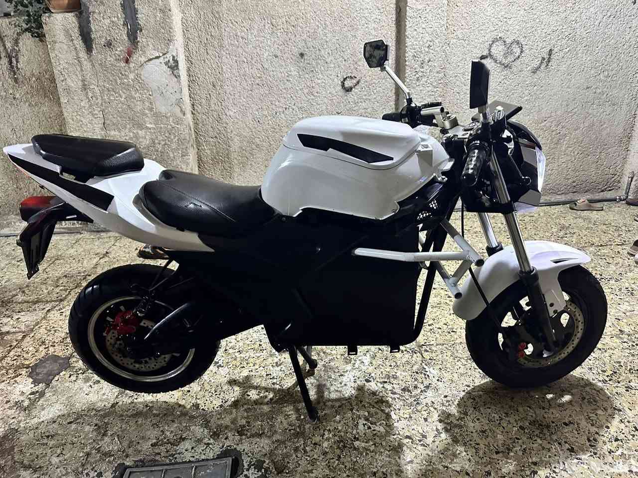 بطحه شحن .((استيراد خاص )).✨️🧿🏍
ملف 3000 w'عقل 3000 w..  👍⚙️                                            ( ٦ بطاريات الحجم الكبير ٣٥ امبير ).🔋🔋🔋🔋🔋🔋

مواصفات الدراجه :-💪✅️
شاشه تاب الحجم الكبير +ميزه كشف الاعطال بلشاشه 🖥
سرعه ٩٥ حقيقي ... 💪✅️
ثلاث وضعيات قياده ...eco ...normal ...sport
كشنات جلد .
دبل خلفي غازي يتعله ويتنصه👏 ..دبلات اماميه قفاز .. هايدروليك دهن.
لايت امامي LED..+عدسه ..زنون ثلجي 
مكان تخزين كبير .🛑⚡️
اقتصاديه بلشحن .⏰️📉
بريكات اماميه وخلفيه دسكات +ABS..مانع انزلاق.
جهاز انذار +مانع سرقه +تشغيل عن بعد 
ستاند خلفي كبير +جانبي صغير 
شاحنه اصليه fast charge ..⚡️⚡️
الدراجه جدا حلوه ومميزه ونادره ..❄️
السعر ...((950 الف )) وبيهه مجان ان شاء الله .🤍
رقم الهاتق *********** واتساب
