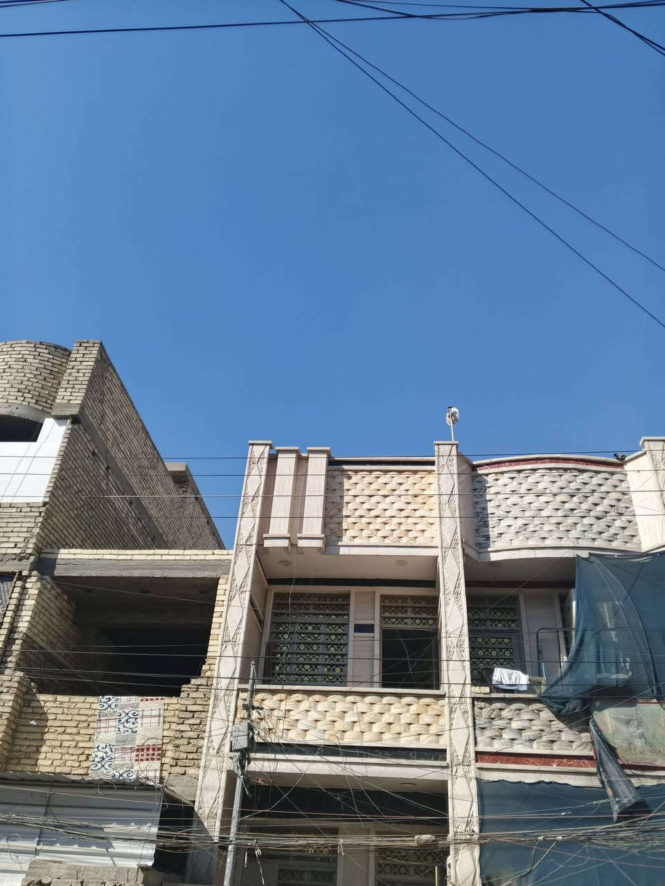 #بيع_شراء_ايجار_بناء_تعقيب_ترميم_تثمين_دور سكنية _
السلام عليكم يستمر مكتبنا بتوفير العروض المناسبة  الى زبائننا الكرام 
يعلن مكتبنا عن توفر مشتمل للبيع موقع ممتاز   بناء درجة اولى 
مساحة مشتمل 63متر
الواجهه3.33م
نزال 19م
يحتوي على كراج صغير خدمات خارجية مدخل واحد  استقبال مطبخ حوالي درج خدمات منوار غرفة نوم في الطابق الأرضي 
2نوم مع صاله صغيرة مع خدمات في الطابق الثاني 
 مع بيتونه كبيرا مع سطح في الطابق الثالث 
موقع المشتمل الشعب العقارية 
مراجعة مكتب دلالية الامين الكائن في شارع الاسواق المركزيه مقابيل جامعة الأمام الكاظم 
هاتف *********** محمد الموسوي
