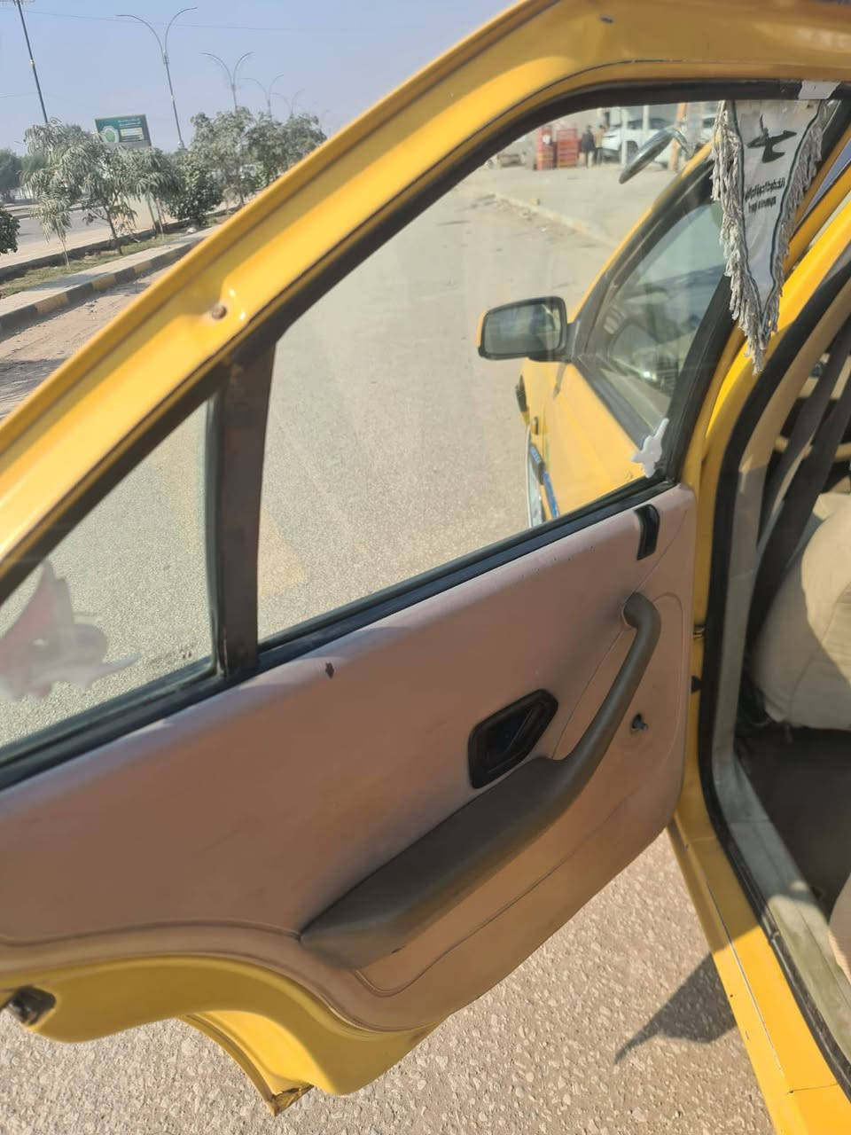 السلام عليكم بيجو للبيع موديل ٢٠١٠ مكينه جديده حداديه نص عمر تايرات ٧٥ ٪ سنويه ٢٠٢٨ مصفره هيئه وغرامات السياره باسمي باقيه بس على استلام الرقم  السياره بيها جاملغ امامي مبدل داخل عسلي كهربائيات جاهزه من الطول للطول تبريد شغال تتدفئه مداور شوكت متريد مكاني بابل شارع ٨٠ السعر ٢٤ وبيها مجال ***********
