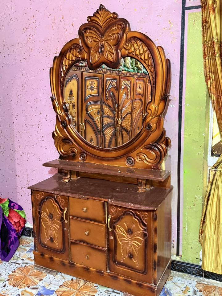 #البيع مستعجل غرفة نوم تسكام 
الغرفة كاملة ونظيفة،بيها:
1. جرباية 
2. وزارية
3. ميز ٦ أبواب
4.مرايا 
5 دوشك هديه 🎁

السعر:350 كم ألف 
للاستفسار: ***********
