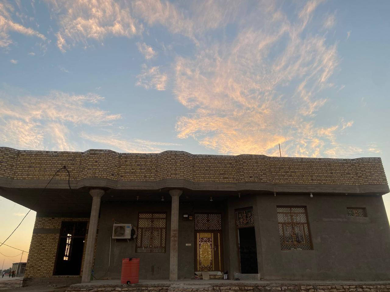 دار للبيع مع قطعه في منطقة المهدي خلف جسر على التبليط مباشرة الخدمات كلها متوفرة
نصف دونم (١٢٥٠م) 
مساحة البناء ٢٢٥م 
مساحة المتبقيه 1005م
يتكون دار من ثلاث غرف و صالة و مطبخ حار و بارد و مجمع صحيات 
البيت بناء ٢٠٢٠ و نقصه فقط ارضية و الاستقبال خارجي نقصه تشطيب داخلي 
***********
