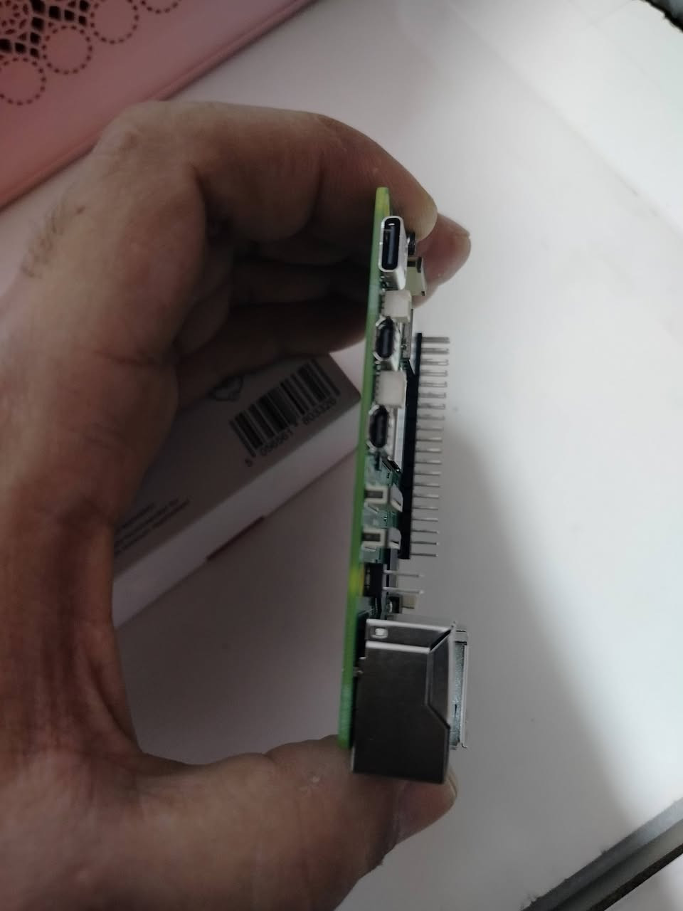 جديد
+3                    هذا الجهاز هو Raspberry Pi 5، وهو كمبيوتر صغير الحجم يستخدمه الهواة والمهندسون لتنفيذ مشاريع برمجية وإلكترونية متقدمة.اللوحة تحتوي على معالج رباعي النواة من نوع Arm Cortex-A76 يعمل بتردد 2.4 جيجاهرتز، مما يوفر أداءً أسرع بمرتين إلى ثلاث مرات من الإصدار السابق.الموديل الموضح في الصورة يأتي بذاكرة وصول عشوائي (RAM) بسعة 8 جيجابايت.تتميز اللوحة بمنافذ HDMI مزدوجة تدعم دقة 4K ومنافذ USB 3.0 لتوصيل الملحقات


**إذا كنت صاحب هذا الإعلان وتريد حذفه لأي سبب، رجاءا أرسل رسالة إلى الدعم الفني**