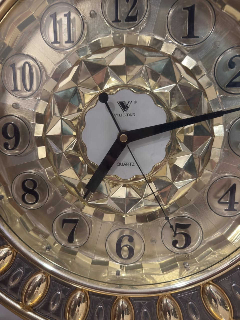 ساعة وبنفس الوقت تتخله عليها أغراض مرتب
ماركة Victar Quartz
شكلها كلش مرتب بل خطار 
سبب البيع ماعندي مجال واريد اصفي 
عنوان بغداد كرخ 
التفاصيل والسعر سهلة منختلف


**إذا كنت صاحب هذا الإعلان وتريد حذفه لأي سبب، رجاءا أرسل رسالة إلى الدعم الفني**