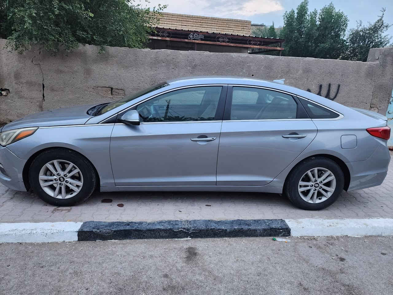 سوناتا موديل 2015وارد امريكي ضرر جاملغ بارد وبنيذ مصبوغ فقط الباقي كفالة  گير ومحرك مكفولات رقم ذي قار نگليزي راعيها بالبصرة حاضر للتحويل مكان السيارة البصرة قضاء القرنة 
السعر 115 الاتصال ***********
