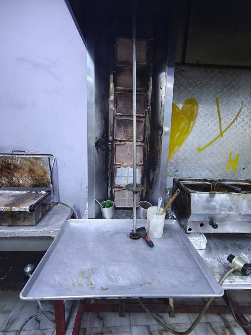 غراض مطعم للبيع 
1.شوايه كص 7 عيون. 150الف
2. غلايه سعرها 100الف
3.اكريل بركر سعره 100الف
4.ميز كاشير سعره 100الف
5. عارض عاموديه سعرها 300الف
6 مجمده سعرها 300 الف
مكاني بغداد المحموديه اللطيفية 
***********متواجد واتساب واتصال
