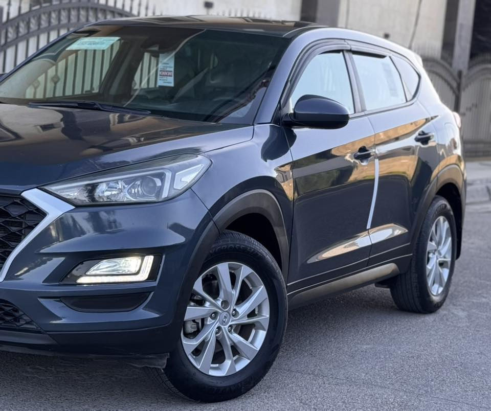 السلام عليكم 
هيونداي توسان  2019  امريكي 
رقم بغداد بأسمنه تحويل مباشر 
ماشيه 88 ميل 
حادث صبغ بنيد فقط بدون دواخل وحافه الجاملغ بارد 
لغد شاصي مكفول 
رقم الشاصي : KM8J23A41KU923290
كير محرك تبريد صدر كهربائيات كلها وضع شركه 

مواصفات : ( محرك 2000 Gdi ، تحكم استيرن ، شاشه ، كامرا ، وضعيات قياده ، تحديد مسار ، سايد بريك بصمه ، اوتو هولد ، كشنات وارضيه جلد ) وباقي المواصفات المعروفه 

السعر : 148 وبيها مجال بسيط 
العنوان : بغداد / الكرخ / حي الحسين 
الهاتف : *********** ( متوفر واتساب )
