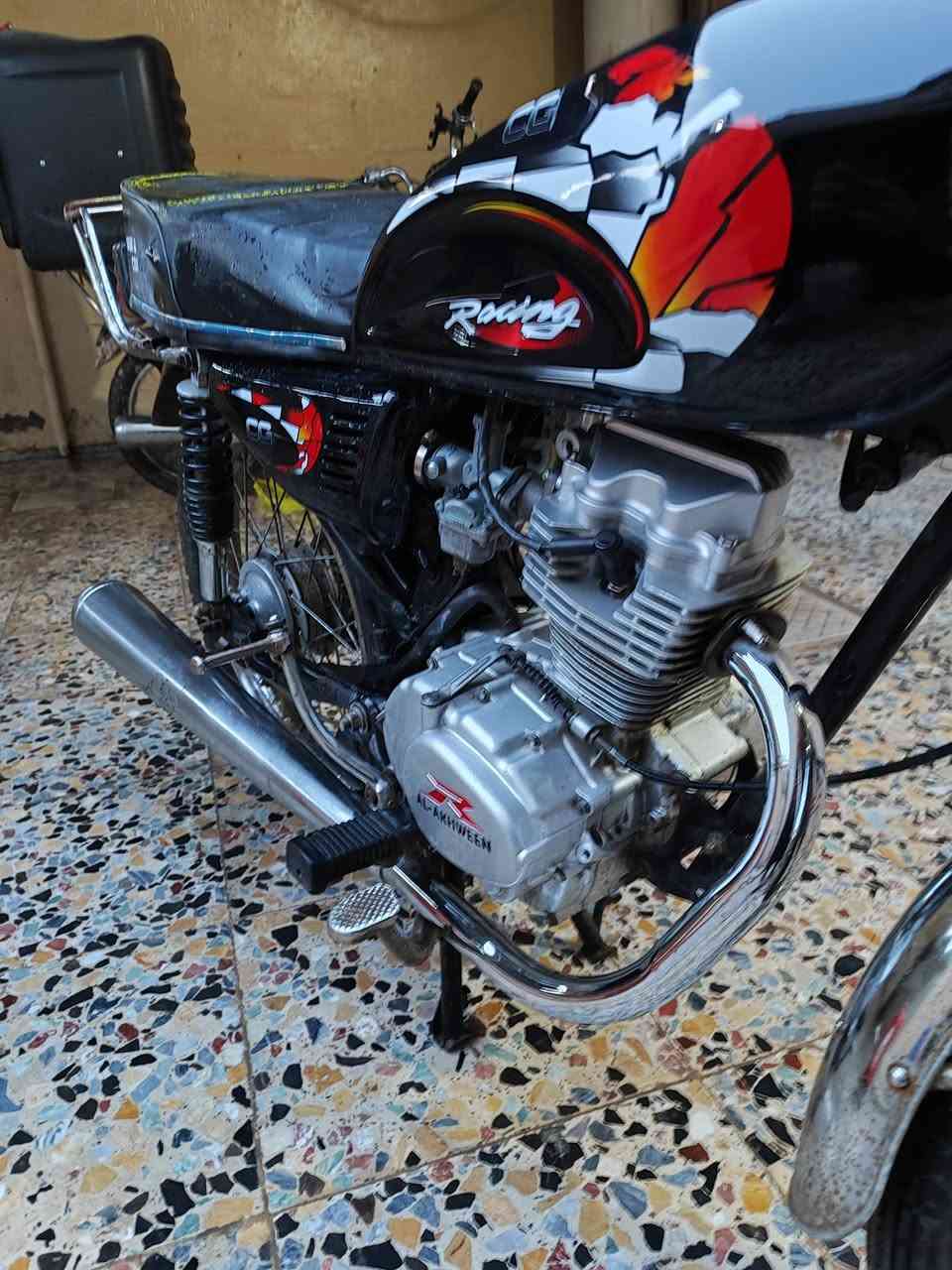 ادوات دراجه نضيفه مكينه حلوه مفتوحه بس بستم مبدل ب 450 وبيها. مجال 
***********
