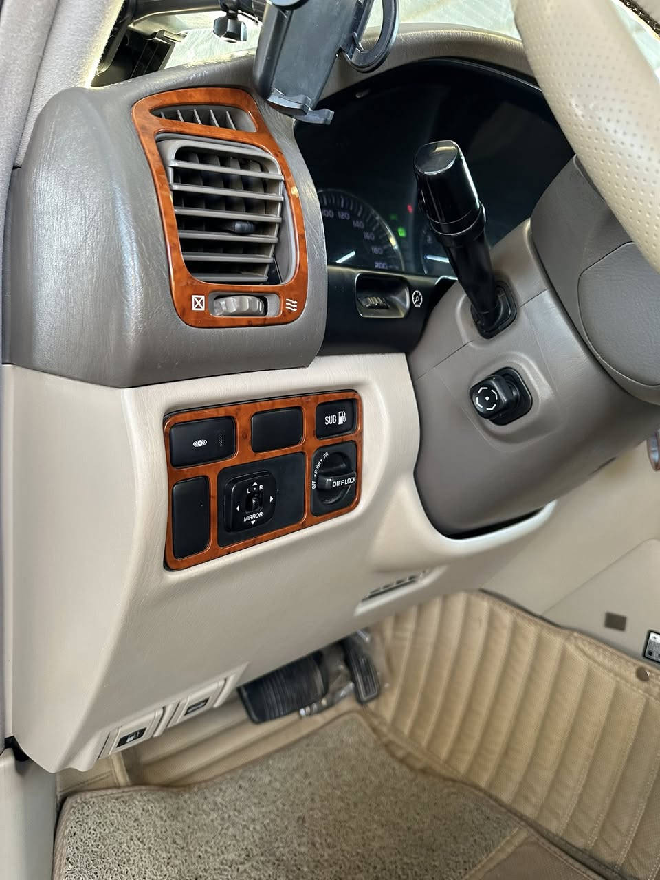 سلام عليكم 

البيع فقط 

موديل 2007

خليجي مكفول كفال عامه 

ماشيه ١٤٥

موصفات 

لكزز VXR

جكات 

فول فول 

‭***********‬
