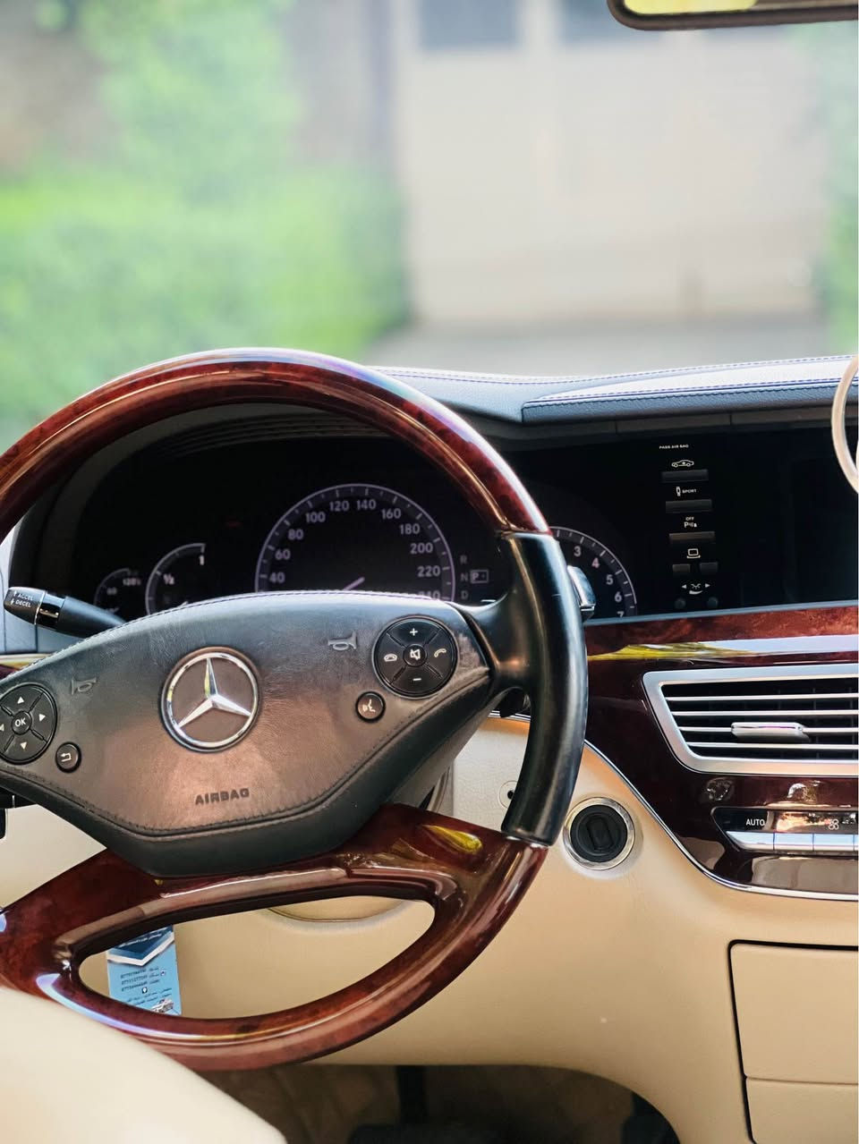 مارسیدس 550sclass
مۆدێل 2013 فول ماسەفات 
سەیارەکە زۆر جوان و پاکە کامل سێرڤس کراوە 
بێچاڵ و بێشوختە گێڕومەکینەی بەشەرتی فیتەر تەقەوڕەقەی بەشەرت 
کارەبای بەشەرت 
پانۆراما 
دەرگاشفت
بەسمە
٤تایە و ویلی لۆک 
دەبڵەکانی هەوایە 
٨بستۆنی دەبڵ تۆڕبۆیە 
سیارەکە ساخ  
سەیارەکە بێسەرتایە  حازرەبۆ کۆد 
سەیارەکە زۆر بێکێشەیە هەموشتێکی بەشەرتە 
سعر١١٨ 
ژمارە مۆبایل *********** السليمانية, العراق
