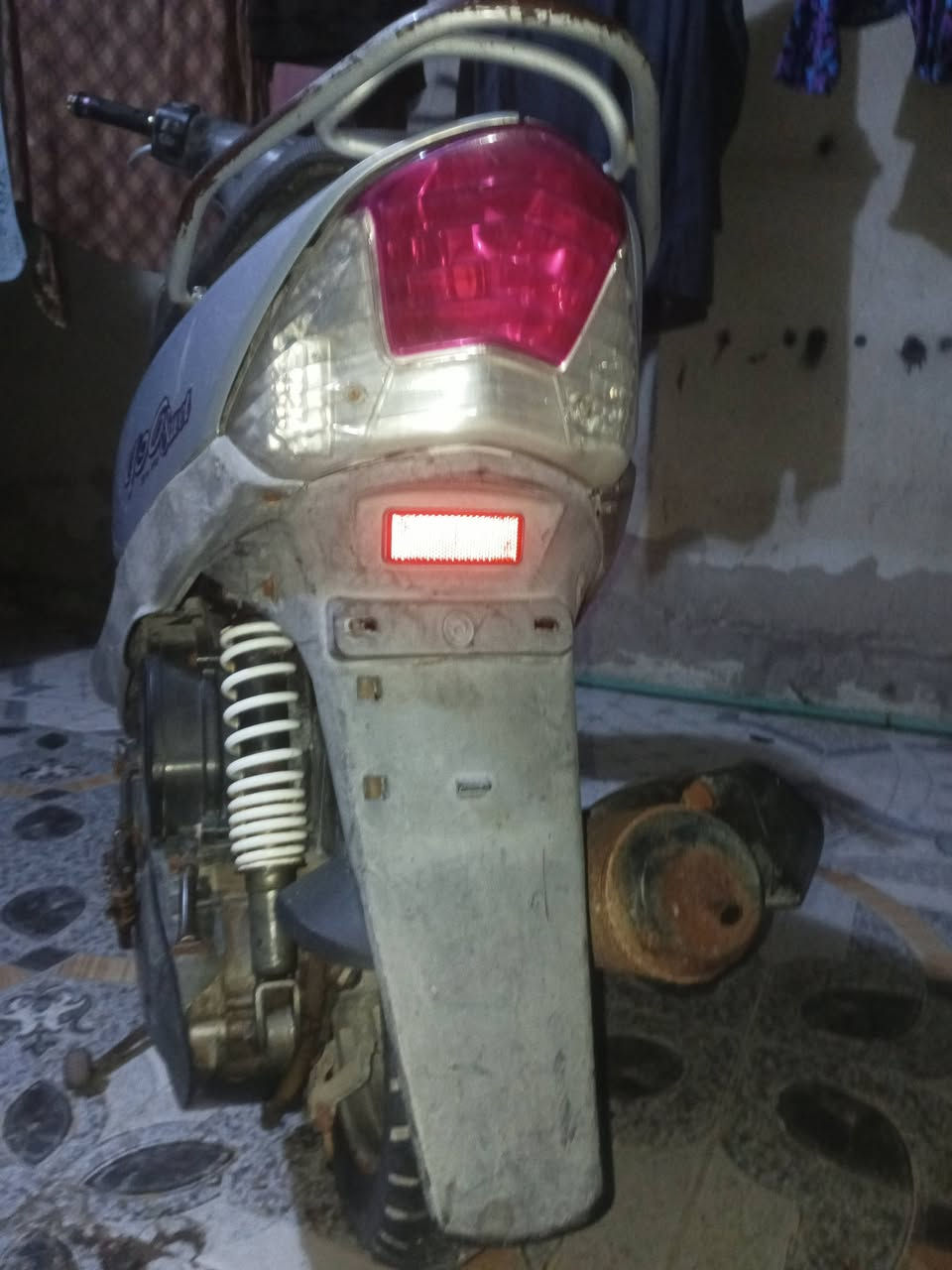 السلام عليكم دراجة ماكس قجمه للبيع او مراوس ايراني سعر 625 بيه مجال دراجة نضيفه كلشي شغال بيه بس باتري تعبان  عنواني البصره حيانيه استفسار واتساب ***********
