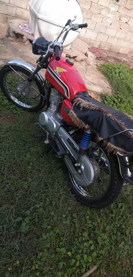 دراجه يراني لبيع كلك كلك كفلك عشاير دراجه مامفتوحه ماعوزها شي كهرباية كلها شغاله  سعرها ٥٥٠ بيها مجال حك جيه ***********
