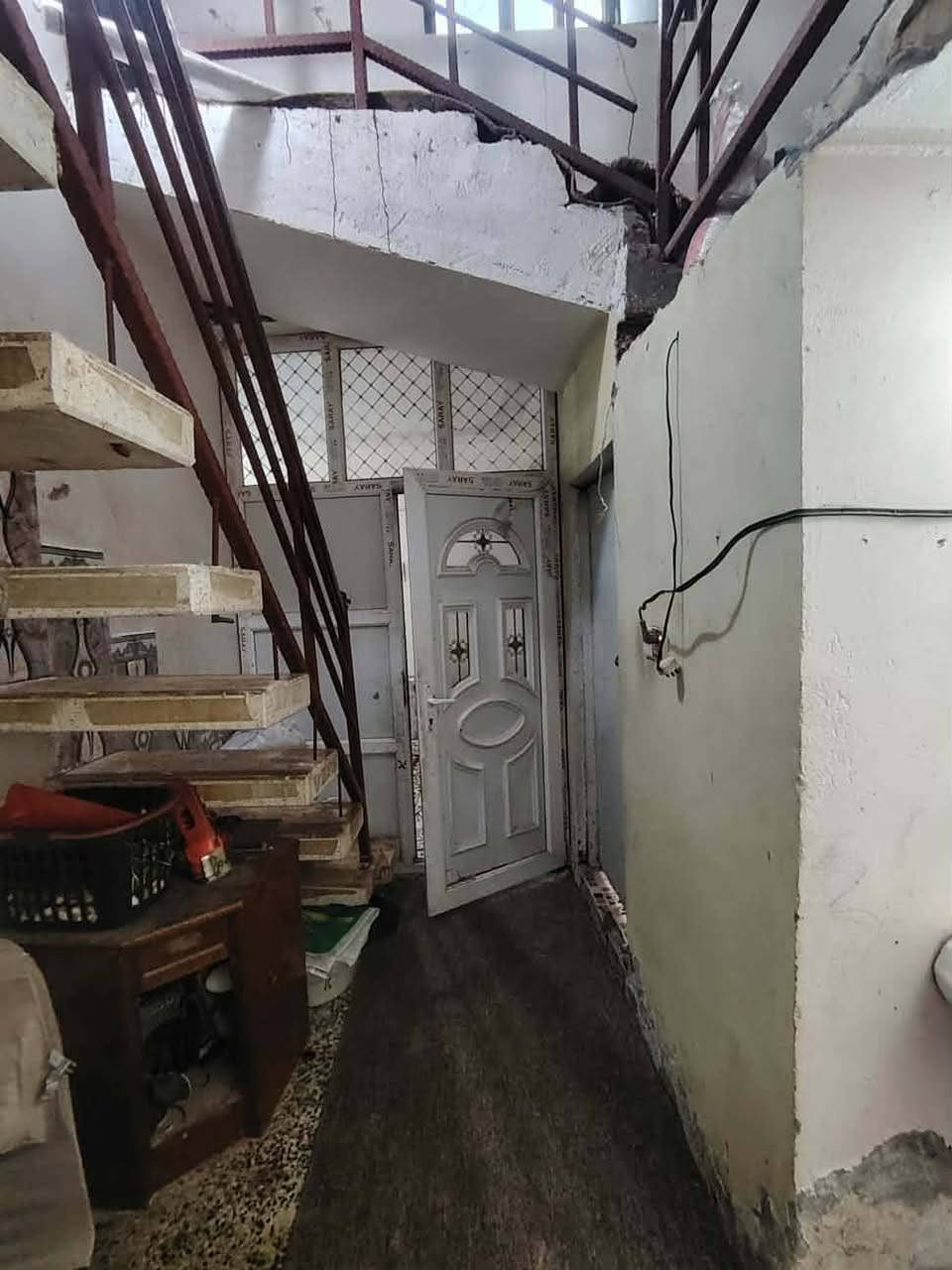 السلام عليكم بيت للبيع ثالث بيت عن الشارع الحولي التبليط زراعه ماء كهرباء مولده كامل خدمات غرفه صاله استقبل صحيات داخليه اوخارجيه الرظيه كاشي درجه اولى السعر 41 الستفسار على الرقم ***********
رجأ كل التفاصيل كدامك اقتنع وتصل لا اترسل رجا
