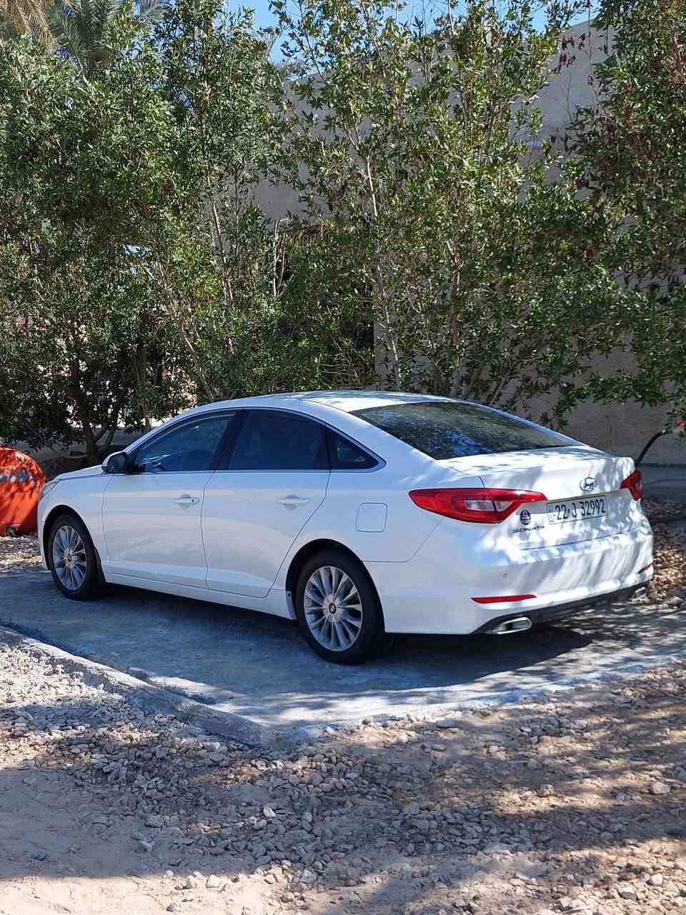 السلام عليكم
سوناتا خليجي 2015 كفاله عامه 
لا فتح ولا صبغ ولا تبديل 
محرك ما مفتوح
حساسات امامي خلفي
كشن كهرباء 
وبيها مواصفات هواي
بيها بارد قليل جدن 
مكان غماس   سعر ١٥٣ وبيها مجال
***********
