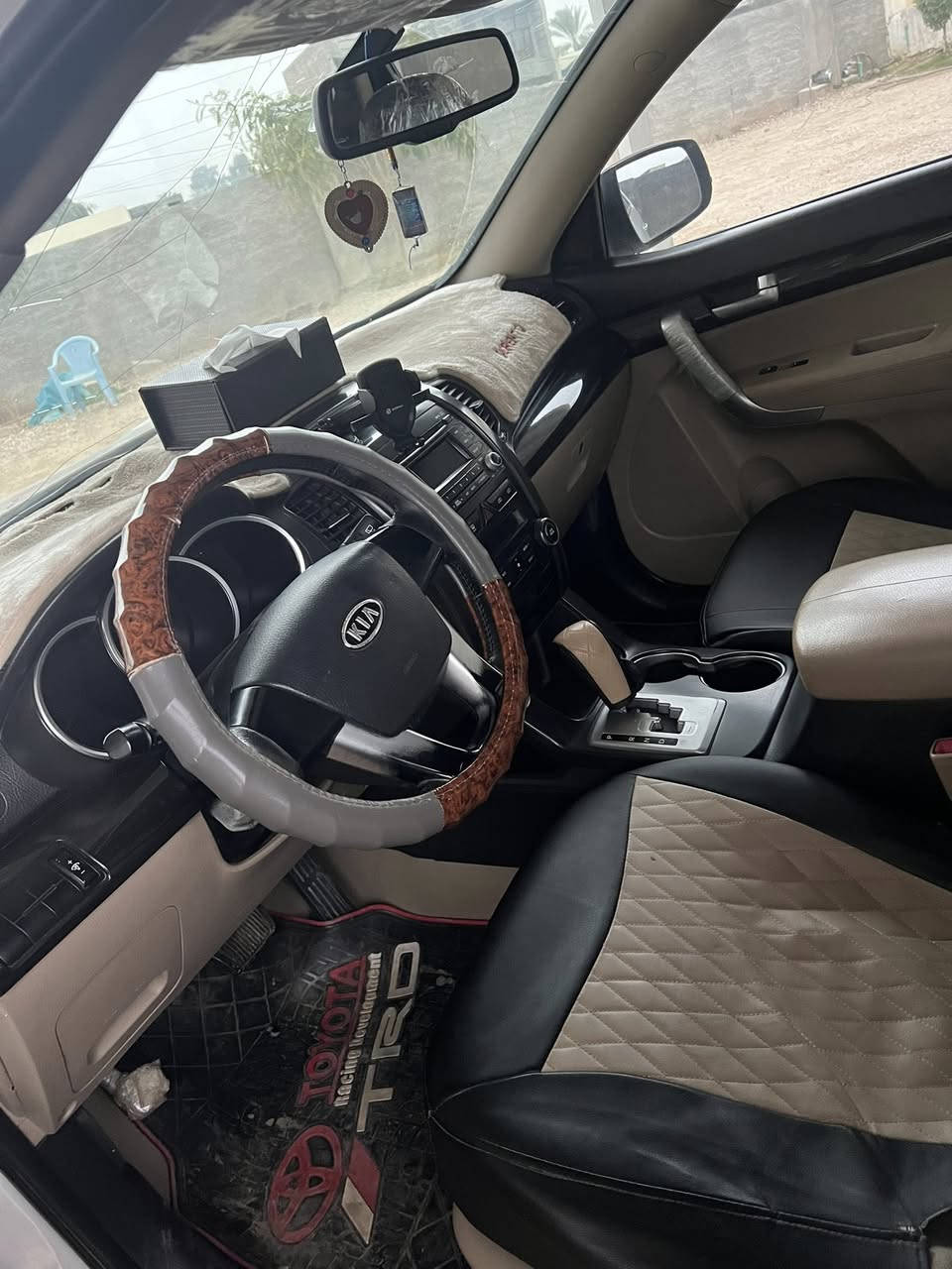 السلام وعليكم سيرنتو للبيع   خليجي موديل 2010 محرك V6 شرط كير محرك فول موصفات ما عدا البصمه 7 راكب صبغ قطعه واحده بيه  السعر 150 وبيه مجال قليل  ‭0780 132 1619‬
مكان السياره صلاح الدين الضلوعيه
