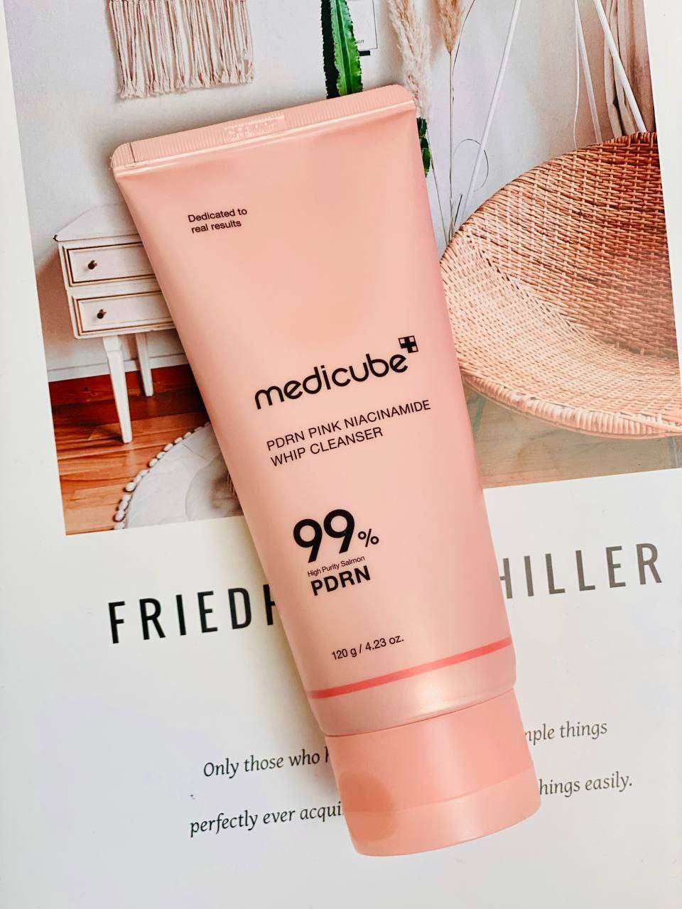 🍡غسول الوجه الرغوي المارشميلو Medicube PDRN Pink Niacinamide Whip Cleanser مصمم لتنظيف البشرة بعمق ولطف، مع توفير فوائد تجديدية وإشراقة. يوفر الغسول تنظيفًا عميقًا ولطيفًا بفضل رغوته الغنية التي تزيل الشوائب دون التسبب في جفاف البشرة. كما يحتوي على النياسيناميد للمساعدة في تفتيح وتوحيد لون البشرة وتقليل التصبغات، وعلى PDRN عالي النقاء لدعم تجدد الخلايا وتقوية حاجز البشرة. يُعد المنتج مناسبًا لجميع أنواع البشرة، بما في ذلك البشرة الحساسة.

✅ الفوائد الرئيسية:-
✔️ يبدأ المنتج بقوام هلامي لزج (يشبه المارشميلو) يلتصق بالشوائب ويزيل الأوساخ والزيوت الزائدة من المسام، ثم يتحول إلى رغوة كريمية غنية عند ملامسة الماء.
✔️ يحتوي على نسبة عالية من النياسيناميد (5% أو 20,000 جزء في المليون) المعروف بخصائصه في تفتيح البشرة، تقليل البقع الداكنة، وتوحيد لونها.
✔️ مدعم بـ PDRN (بولي ديوكسي ريبونوكليوتيد) النقي بنسبة 99% والمستخلص من الحمض النووي لسمك السلمون، والذي يساعد على دعم تجدد الخلايا وتحسين مرونة البشرة وملمسها.
✔️ يحتوي على حمض الهيالورونيك والسيراميد والبانثينول للمساعدة في الحفاظ على رطوبة البشرة وتقوية حاجزها الواقي، مما يمنع الجفاف أو الشد بعد الغسل.
✔️ تركيبته الخفيفة والمنخفضة التهيج تجعله مناسباً للبشرة الحساسة والجافة والدهنية والمعرضة لحب الشباب.
✔️ يمكن استخدامه كغسول يومي عميق أو كقناع للوجه يترك لمدة دقيقة واحدة لتعزيز التنقية والإشراق.
#الاصلي المنشأ كوريا 🇰🇷💯
🚘 يوجد خدمة توصيل لجميع محافظات العراق  🚘


**إذا كنت صاحب هذا الإعلان وتريد حذفه لأي سبب، رجاءا أرسل رسالة إلى الدعم الفني**