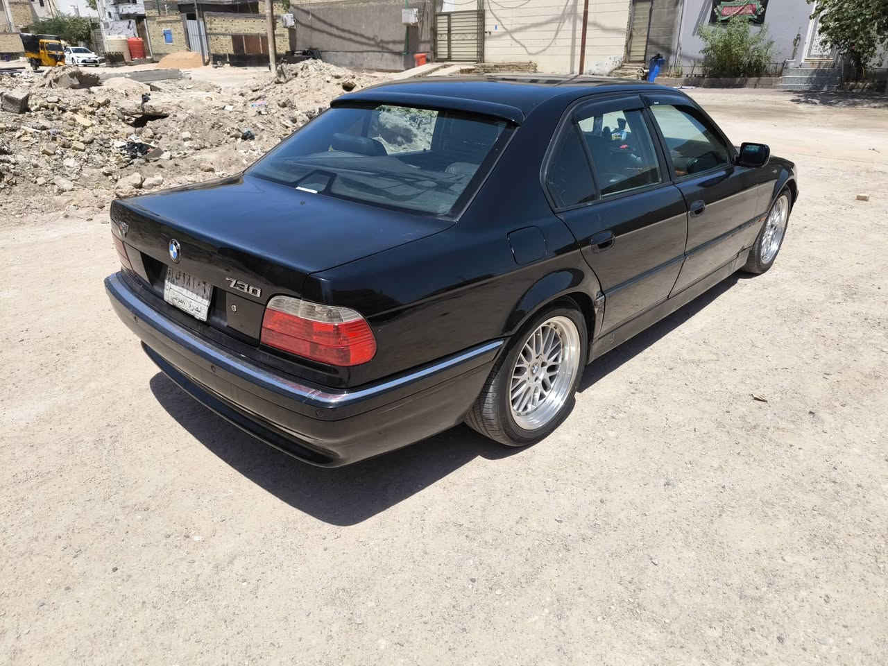 كاسحة موديل ٩٧ 730i  (٨ سلندر )
مكينة كير جدد لا تنقيص ولا تبخير شرط الفحص ما صارلهن سنة بالسيارة 
 كشنات كهرباء جدد
 بك لايتات جدد بلادي مو تحوير
 لايتات امامي لد ابيض قوي ابو الضمان وحلقات ٤ متغيرة كل الالوان والحركات على التلفون ويشتغلن اشارة تصاعدي 
ويل كب ١٨ رياضي تخم تاير جديد صارله شهرين بيها 
فتحة سلايد اوتو شغالة 
كهربائيات كاملة بدون جطلات كلشي شغال 
تبريد ثلج منظومة جديدة وفان عاصفة 
٤ جامات اوتو 
صندوق شفط 
تحكم ستيرن 
مرايات كهرباء 
نظام سبورت
سنتر لوك بصمة 
دشبول نظيف بطاين نظيفة التخشيب نظيف 
منظمومة بريك جديدة صوندات ودسكات وفلنجات مصفرة
لد انارة داخلي دشبول و ٤ بيبان متغيرة كل الالوان على التلفون
ولد على على يدات البيبان وعلى مكان الخزن بالبطاين 
حدادية  ٧٠ بالمية دبلات خلفية جديدة وقواعد دبل امامية 
جديدة 
باتري جديد ١٠٥ امبير 
السيارة عليها ادامة كاملة مكينة بلكات مجاول نوزلات هوزات ماي جدد ماي احمر جديد بيها . دهن كير جديد 
فيت بم جديد اصلي ابو الضمان وفلتر بانزين جديد 
دمام بيها السيارة و ٤ سماعات صوتهن حلوو
عندي الها لحية البينا بعدني ما شادها
السيارة جاهزة ترايك وين ما تريد ما تتعب بيها مصروف عليها هواي وعلى الفحص شرط 
  السيارة رقمها بصرة راعيها بالبصرة تحويل يمته ما تريد 
مكان السيارة بالبصرة 
السعر - ٧٥ ورقة 
رقم التلفون ***********
