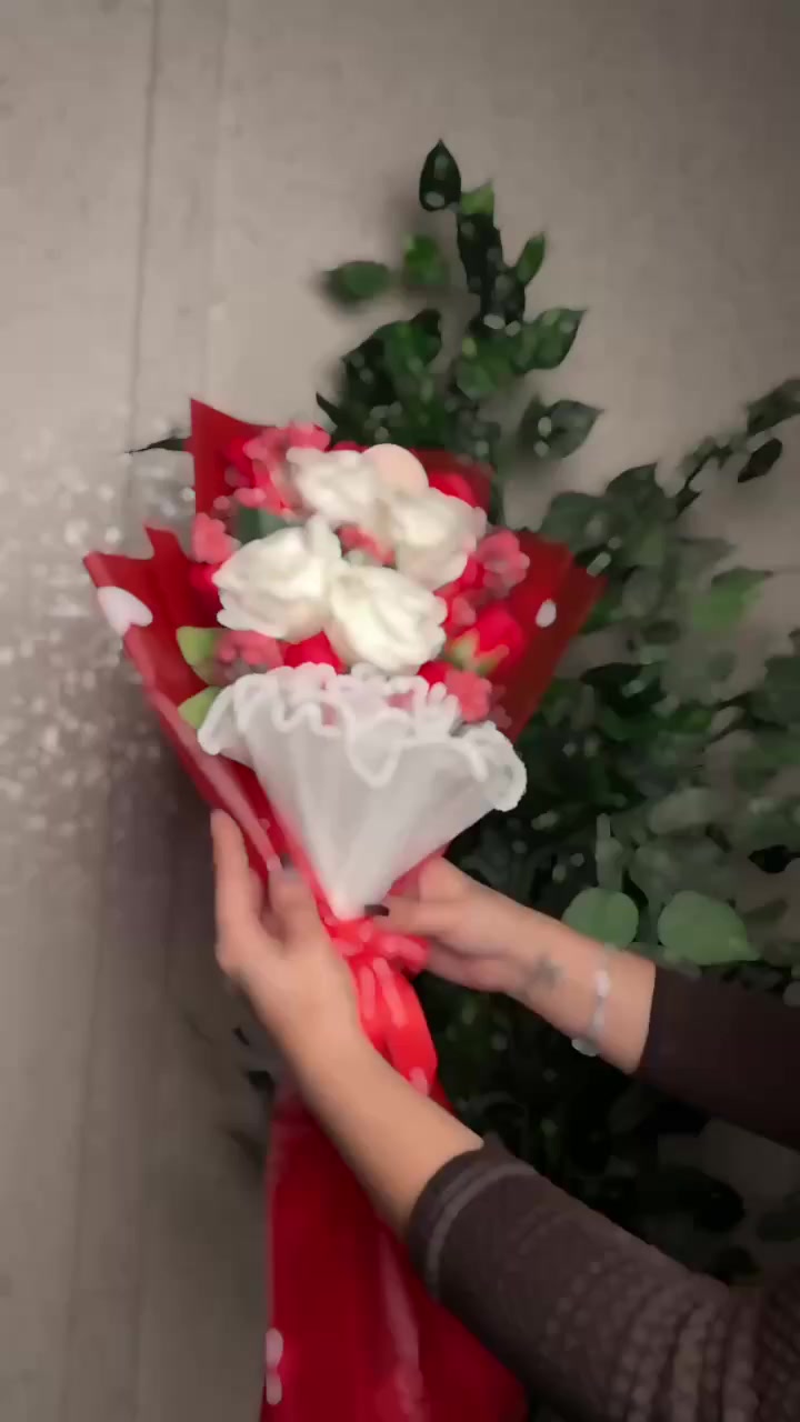 اجمل بوكس ممكن تشوفوا بمناسبة الفالنتاين 🌹🦋❤️

لأنكِ قطعة من السكر في عالمي، ولأن دلالكِ لا ينتهي.. أهديتكِ هذا البوكس المليء بالحب والجمال. كل عيد حب وأنتِ أميرتي المدللة. 🐥💕💄"

بطة صفراء كبيرة الحجم ولطيفة جداً، تعطي لمسة دافئة للهدية.🐥
❤️باليت صغير بألوان بنفسجية.
❤️باليت كنتور أو إضاءة بـ 6 خانات.
❤️كريمات الأساس والوجه:
❤️كريم أساس Maybelline Fit 
❤️برايمر Maybelline Baby Skin لتنعيم البشرة.
❤️مجموعة من أرواج "ليب غلوس" بألوان مختلفة (أحمر وفوشي ونود).
❤️أقلام تحديد عيون (آيلاينر) وكحل.
❤️علبة رموش صناعية.
❤️زيت أو سيروم للشفاه (Magic Oil).
مع كارت حسب العبارة لتريدها🎁

سعر البوكس ٢٥ الف
🚘يوجد خدمة توصيل لجميع محافظات العراق ٤ الاف🚘


**إذا كنت صاحب هذا الإعلان وتريد حذفه لأي سبب، رجاءا أرسل رسالة إلى الدعم الفني**