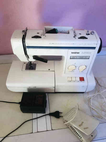 مكينة خياطه للبيع 
نوعيه براذر الاصليه نضيفه وشغاله 

مكاني سدير 
الاتصال ‭0782 614 5396‬
