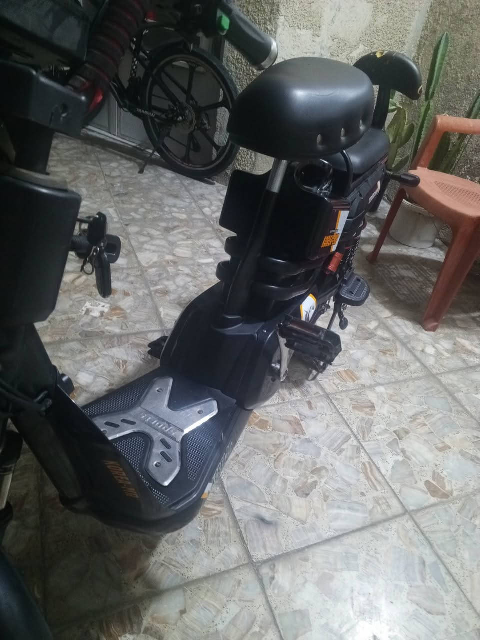 السلام عليكم دراجه شحن للبيع موديل 2023 حجم 20 الدراجه جديد  بصمه قفل وفتح وجهاز انذار و قفل التاير مبدل بطاريه قبل شهرين ومبدل بصمه ومبدل اشاير كلهن وقلوب أمام جديد  نضيفه جدا أمانته الله معتني بيه كلش مكاني بغداد  قرب تقاطع درويش وسعر 325 قفل اتصل وتدللد ماكو اختلاف في السعر  للاتصال ***********
