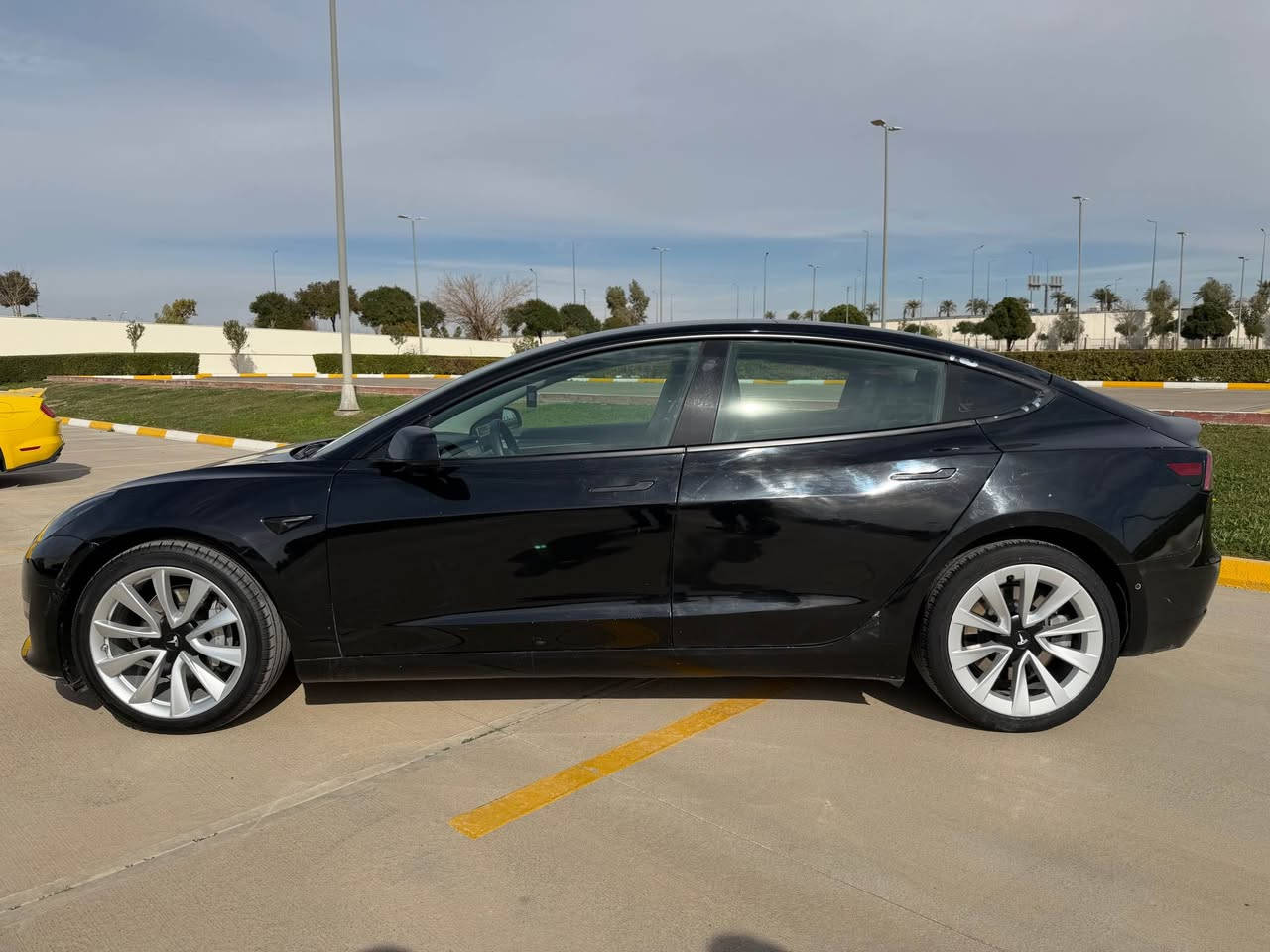 تيسلا 3.     موديل 2022
سيارة قطعتين صبوغ 
لاتحتاج اي مصرف 
***********
تحويل غرامة بشرط أربيل, العراق
