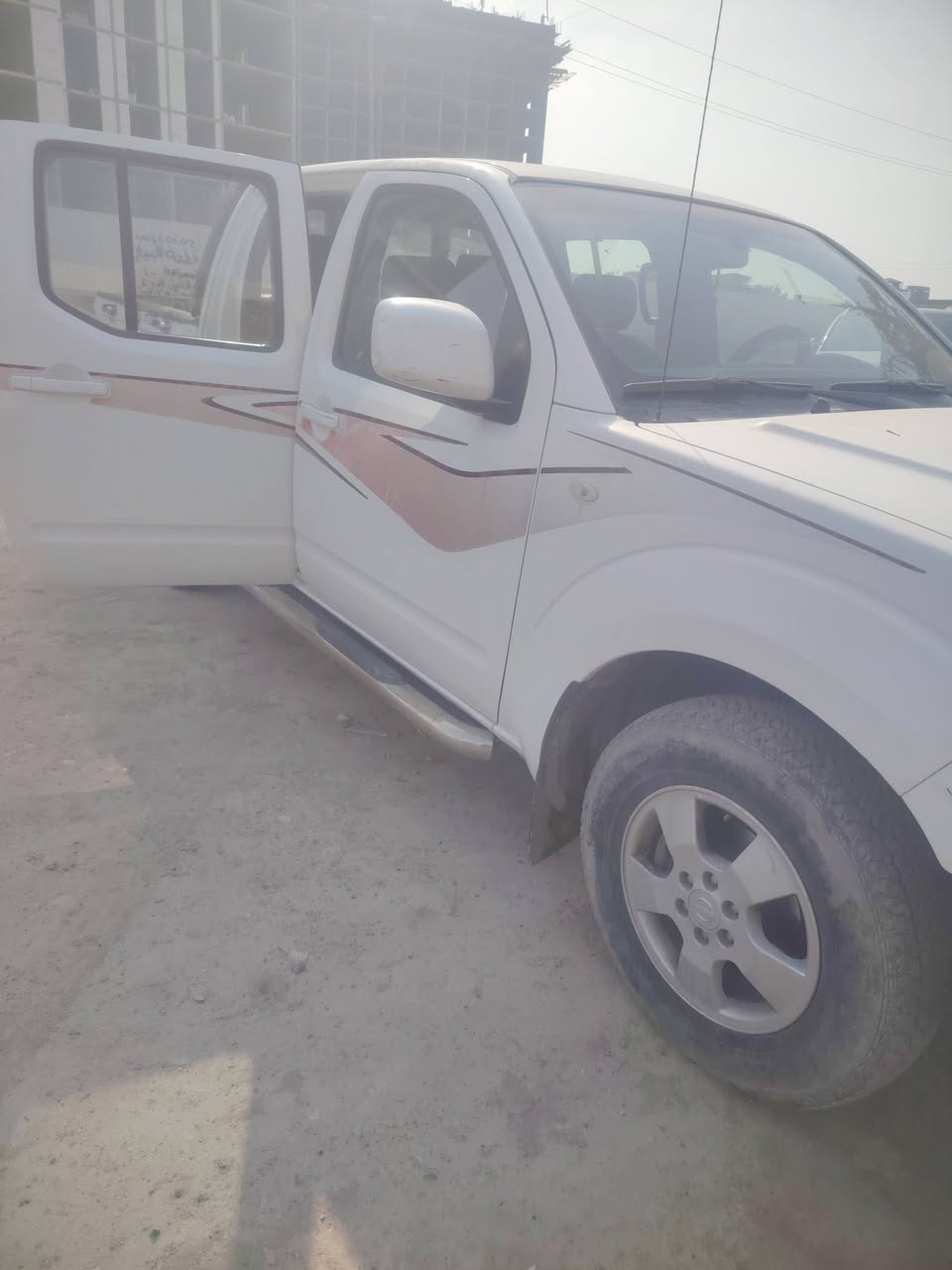 نيفاره للبيع موديل ١٤ مكفوله سياره شاصي مكينه بيه طخه بل جاملق الخلفي بجهت السايق معدل عل بارد تصال ***********
