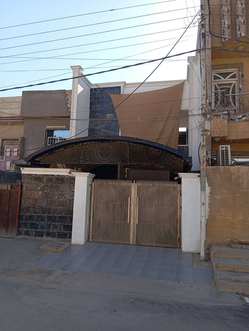 دار سكن للبيع الدوره حي الوادي
120 متر واجهة ٦ متر ثلاث غرف نوم مع ثلاث حمامات 
مسلح بالكامل محدث الان .
للاتصال .***********

