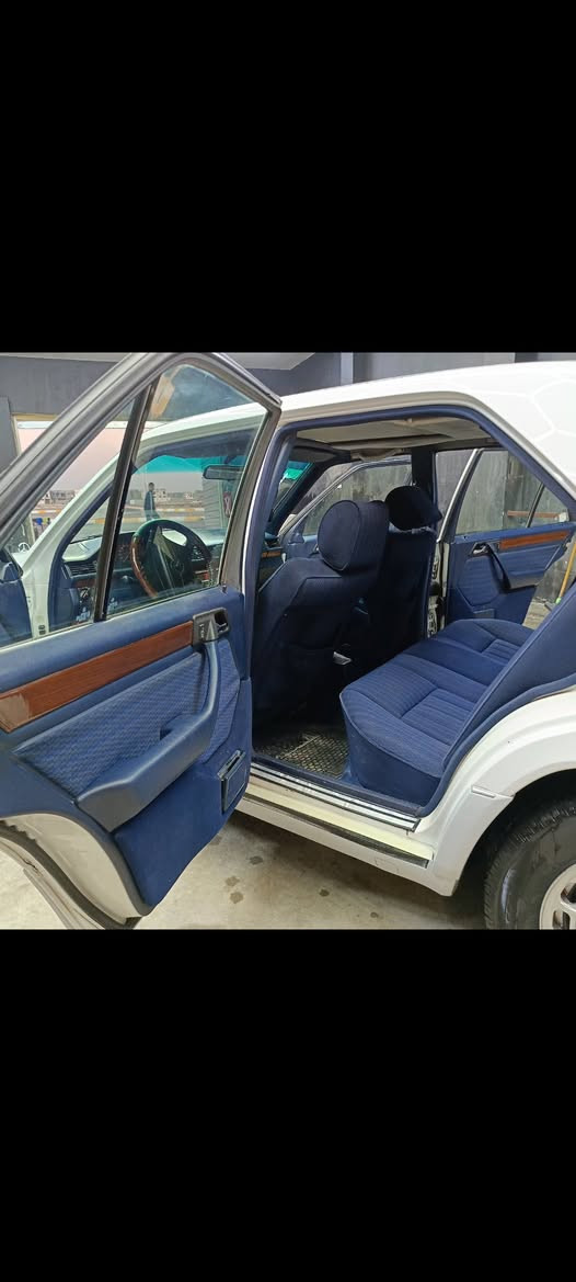 اللهم صلي على سيدنا محمد 
بسم الله الرحمن الرحيم 
للبيع او مراوس مارسدس دب 300بلادي 
موديل 1992دبل ارباك 
السياره بدون صبغ فقط بارد وهلال جاملغ خلفي 
كشنات مخمل +كهرباء+خزن 
سلايد كهرباء شغال %
جام 4كهرباء
مري كهرباء
تجاوي قلاب 
شاشه سلايد مسجل ويستم صوت 
منضومه وقود كامله جديده 
صدر امامي وخلفي جديد 
تخم تاير جديد 
تبريد+تدفئه شغاله
منضومه زنون شرط لايت نهار 
أي بي اس مال شبح 
قواعد دبلاد بلادي 
رقم انبار بسمي 
هاتف ***********
مكان السياره الانبار /عامريه الفلوجه
سعر 110ورقه وبيه مجال  
الي يشوفه غاليه اخواني يصلي على النبي
