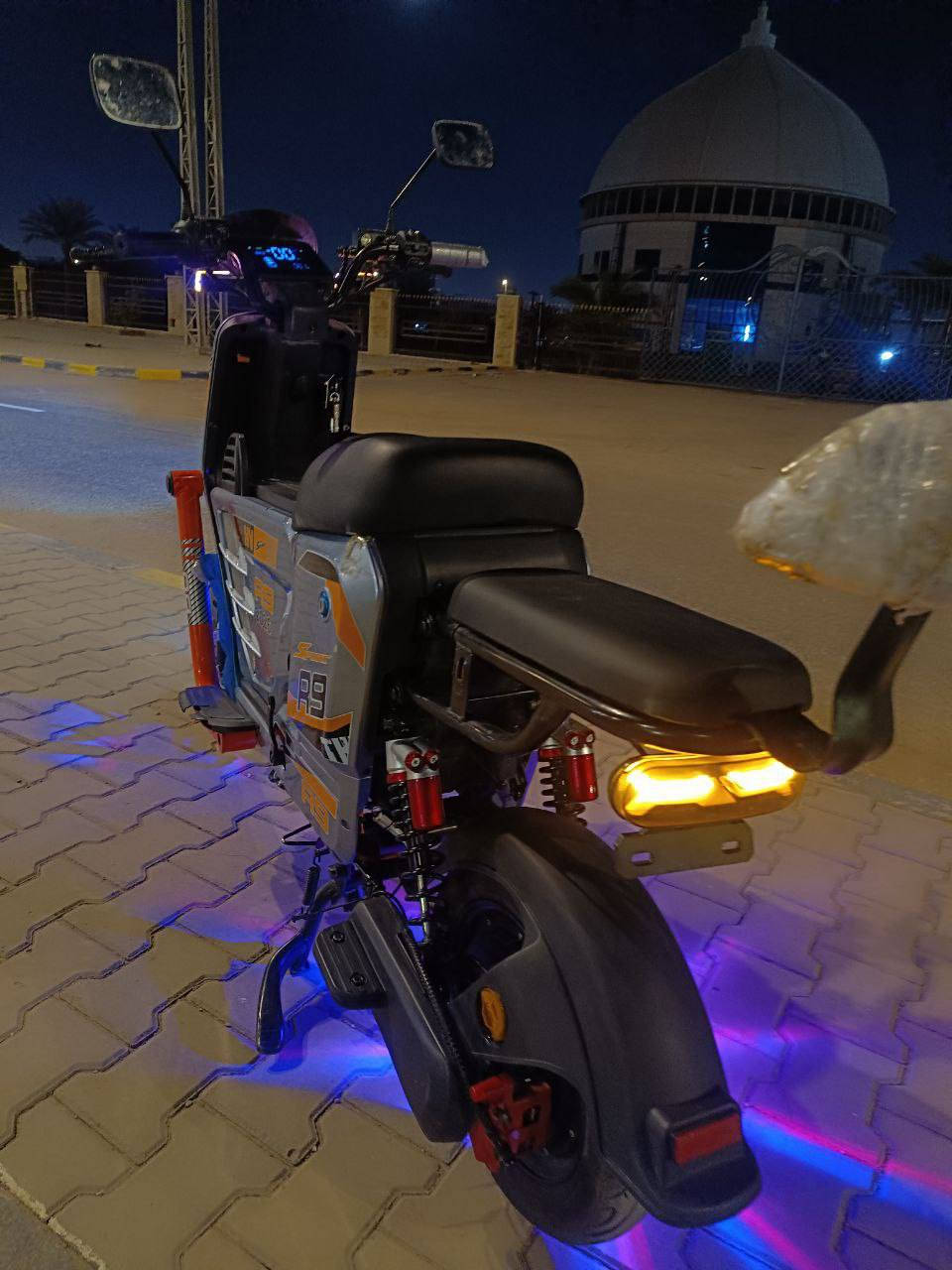 سلام عليك دراجه شحن آر 9للبيع بعدهي جديدة و مزوده بجنطه اماميه الدراجه خير من الله 6بطاريه دبل كبير سرعتها 60حقيقي ومديل 2026 بعدهي الدراجه بحيلها صايرلها شهرين من نزلت من المعرض الدراجه كارت تشغيل وسويج  
نظام R بك خلفي ونضام تثبيت سرعه 
الرقم ما بي واتساب ومتواجد على الفيس *********** و الدراجه تمشيك 60كيلو بل شحنه الوحده السعر 500وبيها مجال للطيبين
