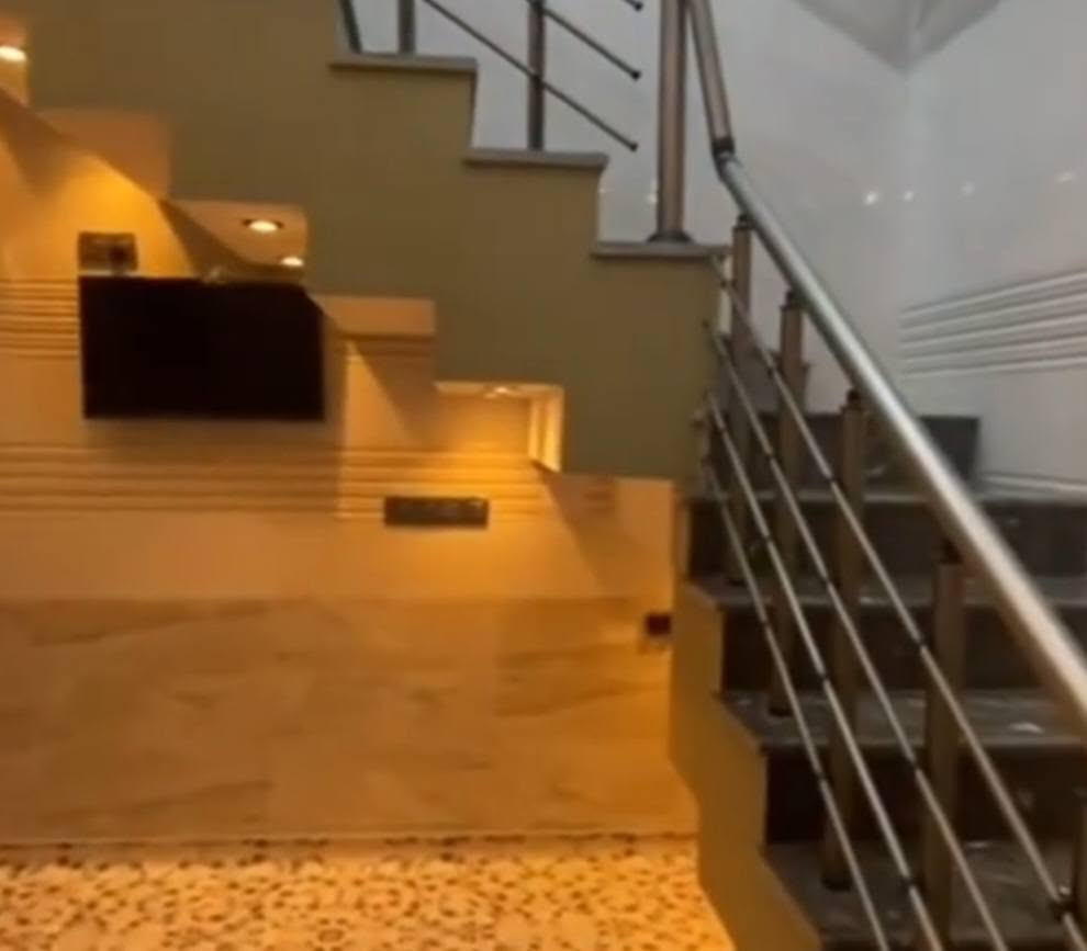 بيت للبيع طابق واحد
شغل درجه اولى 
مساحة ١٣٠متر
٨ متر  الوجهة
١٦ متر النزال
كراج

استقبال
مطبخ
صالة
غرفة نوم 
منور 
،،،
صحيات
بيتونه 
وسطح
،،
السعر ١١٨ مليون بي مجال
العنوان الكمالية البستان 
***********
