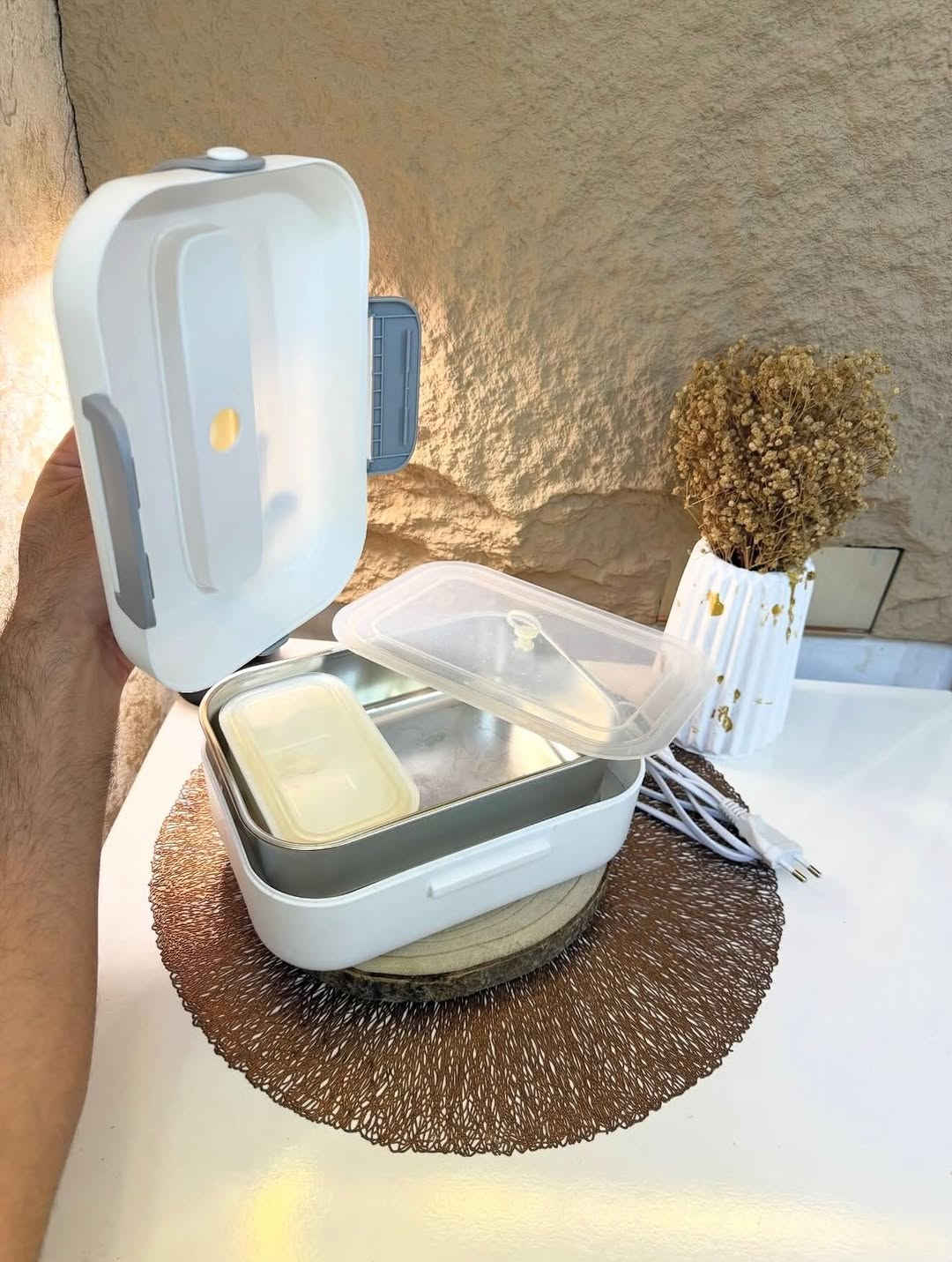 حافظـة طعام (لإنش بوكس) حراري كهربائي محمول 
ملاحظة (اعتقد المنتج مستخدم)
حافظـة طعام حرارية تعمل على الطاقة الكهربائية فقط 
تحتوي على حقيبة حفظ يدوية محمولة عازلة للحرارة 
حاوية تسخين طعام من ستانلس ستيل قابلة للإزالة والغسل بسهولة 
سعة كبيرة وتصل إلى (1.5) لتر 
حافظة طعام حرارية مناسبة للكبار والأطفال للسفر والمكتب والعمل وغيرها 
تعمل على تحضير الطعام وتسخينه بسرعة وسهولة 
للتفاصيل اكثر داخل الموقع الرسمي 
السعـر ١٦ الف 💰
ملاحظة (عند الشراء فحص المنتج قبل مغادرة المندوب بعدها نكون غير مسؤولين)
توصـيل 🚚 بغداد ٥ آلاف 
توصـيل 🚚 محافظات ٦ آلاف⁩⁩


**إذا كنت صاحب هذا الإعلان وتريد حذفه لأي سبب، رجاءا أرسل رسالة إلى الدعم الفني**