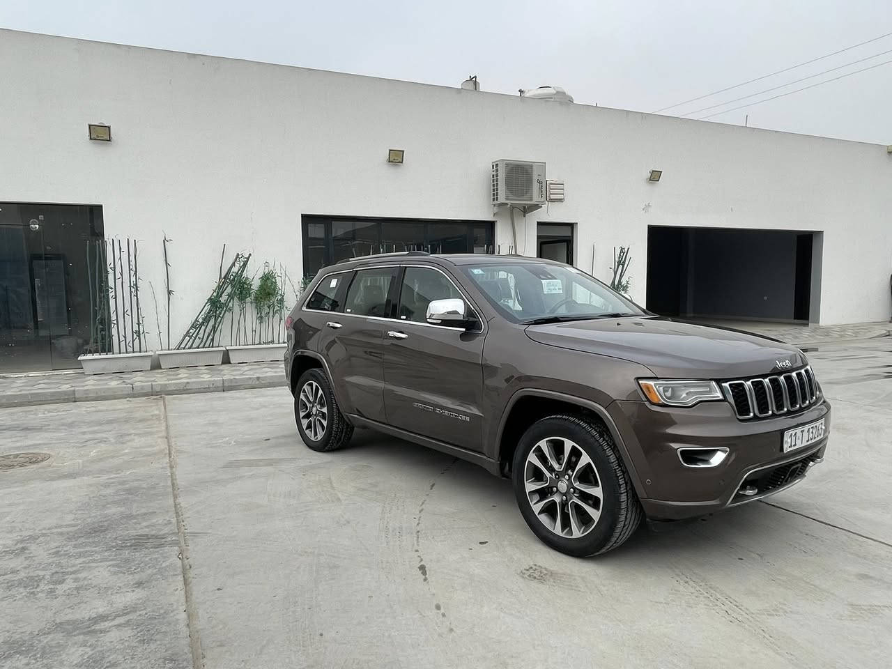 السلام عليكم جيب شيروكي موديل 2018 وارد امريكي حادثه مال امريكه جملغ وبنيد بدون دواخل سونار مرفق مع صور الحادث رقم بغداد انكليزي تحويل مباشر الموصفات اوفر لند فوول الفوول كشنات جلد بنروما شاشه جبيره معروفه موصفات الاوفر لند جاهزه من كلشي كير محرك صدر تخم تاير كله جديد السعر ب 230 وبيه مجال مكان سياره بغداد البياع ***********/***********
