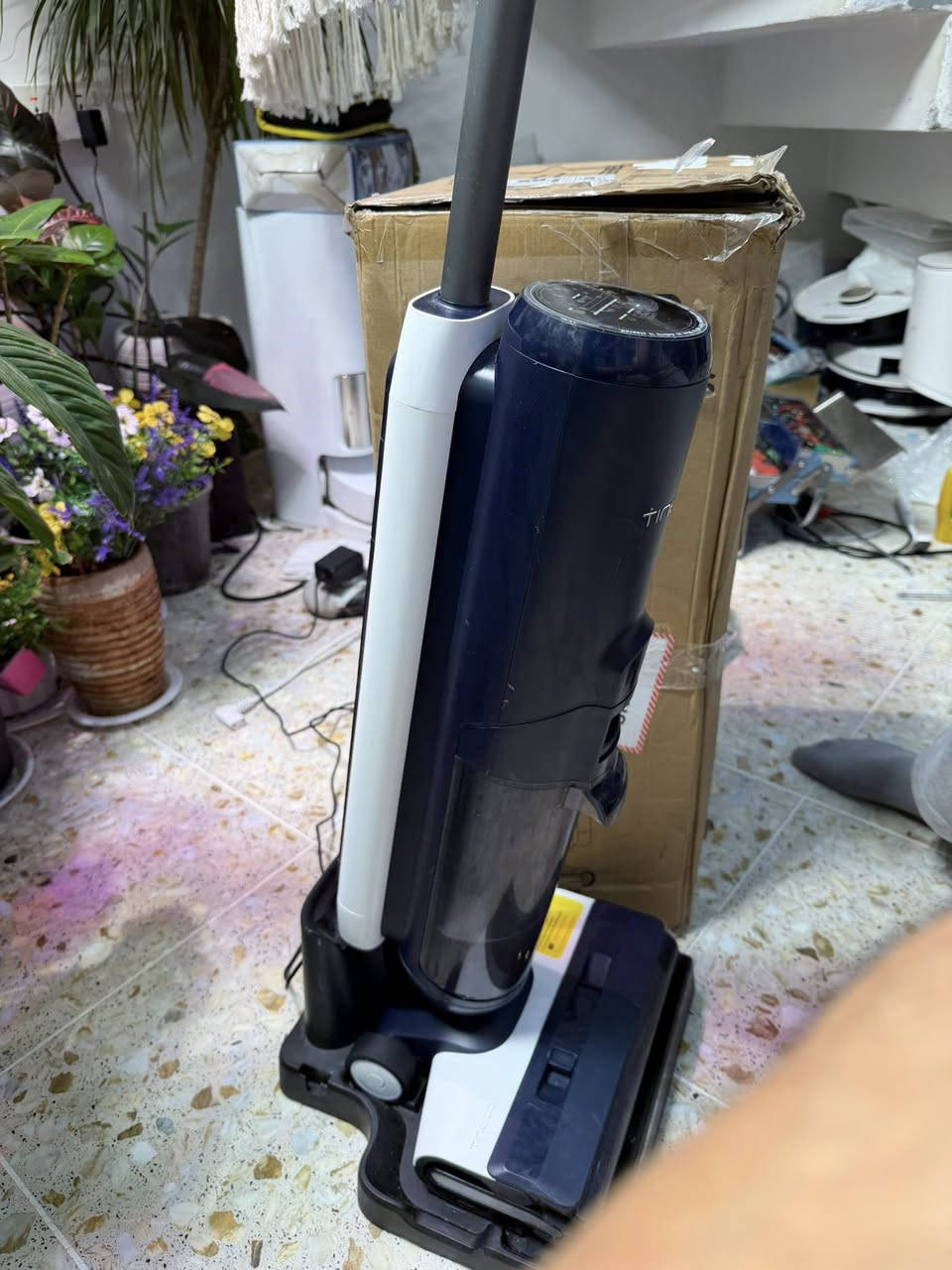 سلام عليكم 
متوفر مكنسة Tinco floor s5 مستخدم 

وداعاً للمكنسة والممسحة التقليدية! اختصرِ وقت التنظيف إلى النصف مع Tineco Floor One S5 ✨"
هل تعبتِ من كنس الأرضيات ثم مسحها في كل مرة؟ ومن عناء شطف الممسحة التقليدية وانتظار الأرض حتى تجف؟
إليكِ الحل الذكي والثوري: مكنسة وغسالة الأرضيات اللاسلكية الذكية Tineco Floor One S5 المتميزة بقدرتها العالية على شفط الغبار وغسل الأرضيات وإزالة البقع العنيدة والسوائل المنسكبة في خطوة واحدة!
⚡ أبرز ما يميزها:
 تقنية iLoop الذكية: مستشعر ذكي يكتشف درجة اتساخ الأرضيات تلقائياً (رطب أو جاف)، ويقوم بتعديل قوة الشفط وتدفق المياه فوراً للحصول على تنظيف مثالي.
 تنظيف وغسيل متزامن: تكنس وتغسل في نفس الوقت لتترك أرضيتك جافة ونظيفة تماماً خلال ثوانٍ وبدون خطوط ماء.
 نظام الخزانين المنفصلين: خزان للمياه النظيفة وخزان مستقل للمياه المتسخة، لضمان غسيل الأرضية دائماً بماء نظيف تماماً.
 خاصية التنظيف الذاتي بنقرة واحدة: عند الانتهاء، ضعِ المكنسة على قاعدة الشحن واضغطي على الزر لتنظيف فرشاة الرول والأنابيب داخلياً دون أن تتسخ يديكِ!
 تصميم مرن وحواف محسنة: تصل بسهولة إلى الزوايا والحواف الصعبة لضمان نظافة شاملة لكل زاوية في المنزل.
💡 اجعلِ تنظيف منزلك تجربة ذكية وممتعة


**إذا كنت صاحب هذا الإعلان وتريد حذفه لأي سبب، رجاءا أرسل رسالة إلى الدعم الفني**