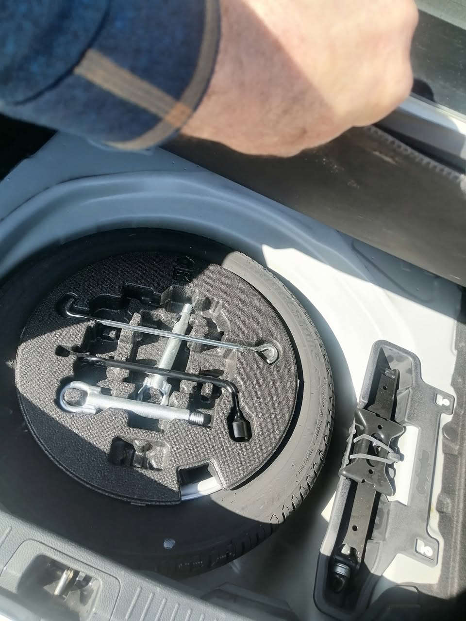 سلام عليكم كورلا خليجي رقم أربيل موديل 2024 مكفوله من الصبغ والشخوط فقط بارد بل داير جاملغ الخلفي فقط والباقي سياره مكفولة من كلشي ماشيه 25 سياره بشرط ما مفتوح برغي بالسياره من الدعاميه ال الدعامية السعر 182 وبيها مجال بسيط رقم تلفون ***********
