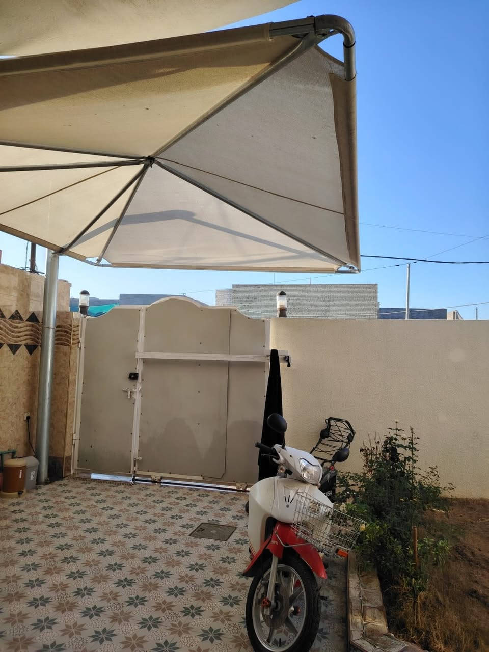 سلام عليكم
منزل للبيع  ركن مؤثث بالكامل
الموقع صلاح الدين قضاء بلد حي الصمود خلف منزل الاستاذ مفيد منعم
تفاصيل المنزل
جنس عقار رقم قطعه ومقاطعه
المساحه ٢٠٠ متر
يحتوي على
كراج
حديقه
استقبال
مطبخ حار وبارد
صاله كبيره
غرفتين منام
صحيات داخليه وخارجيه
خدمات كهرباء ماء اساله تبليط مجاري رصيف 
للاستفسار الاتصال على الأرقام التاليه 
*********** 
*********** 
او مراجعة مكتب التمار للعقار الواقع شارع المحطه محلات الحاج عدنان
