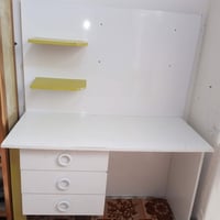 للبيع ميز مكتبي نضيف الطول متر ونص  اتصال وساب 07829690434