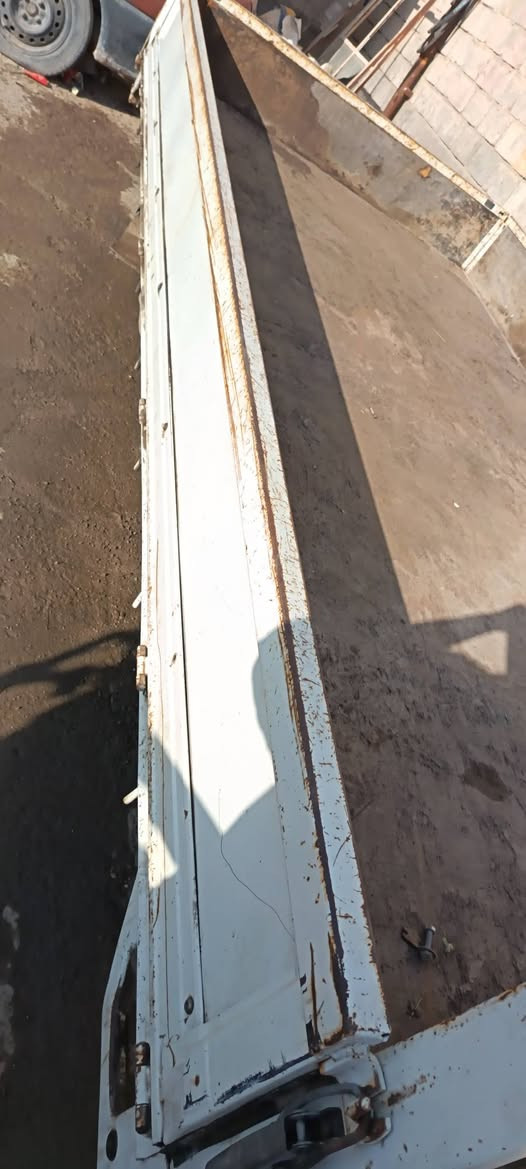 بدي للبيع مال حاويه نظيف حيل ويا محجر طول 440 عرض 210 سعر وي محجر ٧ اوراق قفل قفل ***********
