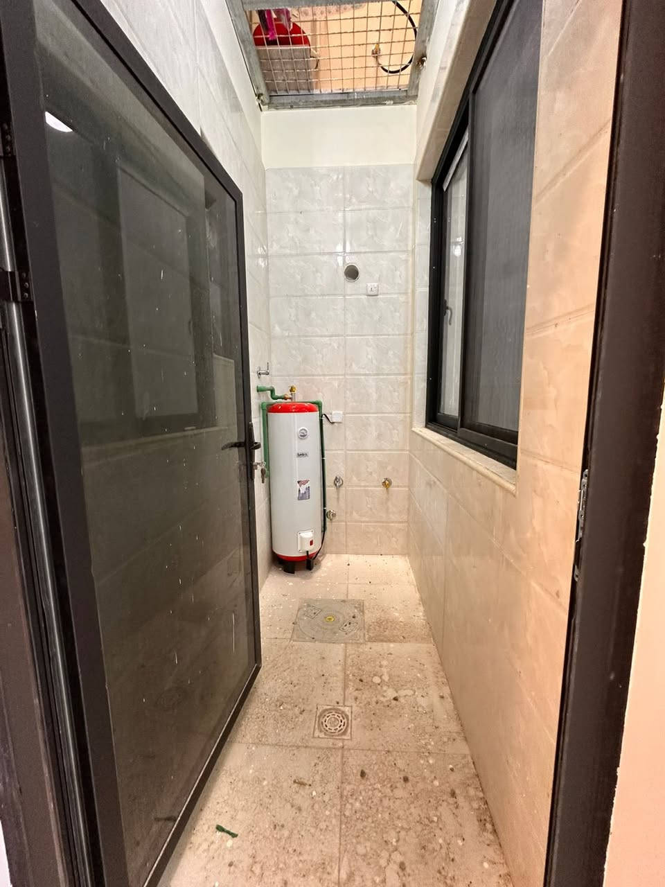 #للايجار_في_السيدية
وحدات سكنية زيرو مربع الاقتصاديين

طابق ارضي+ طابق ثالث
الطابق الارضي معزول عزل تام 
الطابق الثالث دخول مشترك
تحتوي ع غرفتين نوم وصالة ومطبخ وخدمات
السعر الطابق الارضي 800 الف قفل
السعر الطابق الثالث 700 الف قفل

للأستفسار:***********

مكتب الفهد الهندسي للأستثمار العقاري
