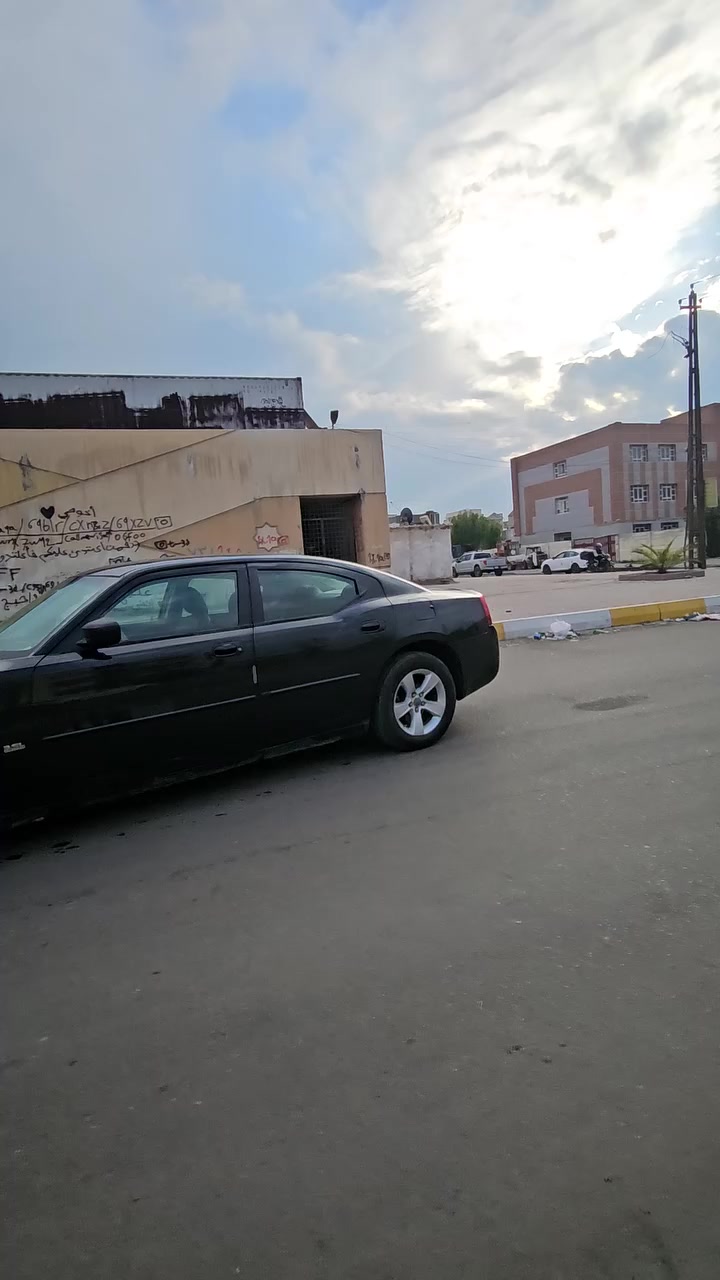 السلام عليكم
 الجارجر للبيع موديل 2010
بيها جاملغ خلفي...
صدر وكير ومحرك مكفول شاشه كامرات خلفي امامي
تخم تاير بيها حديد الغرفه كلها مغلفه ارضيه والتكم
تبريد ثلج... 
 ***********
