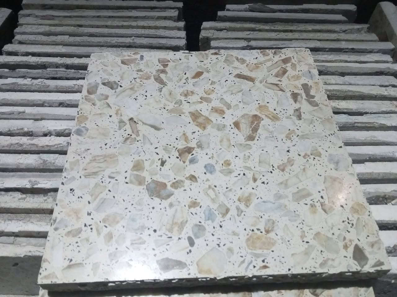السلام عليكم  رايد كاشي من هاي نوعيه جديد مستخدم وبسعر مناسب
الي عندا 
وذا اكو بيت بيه من هاي نوعيه من الكاشي مايريده  موجودين عمال يشلعونه للكاشي ويشيلوه 
مكاني الفلوجه 
الهاتف: ***********
         ***********
