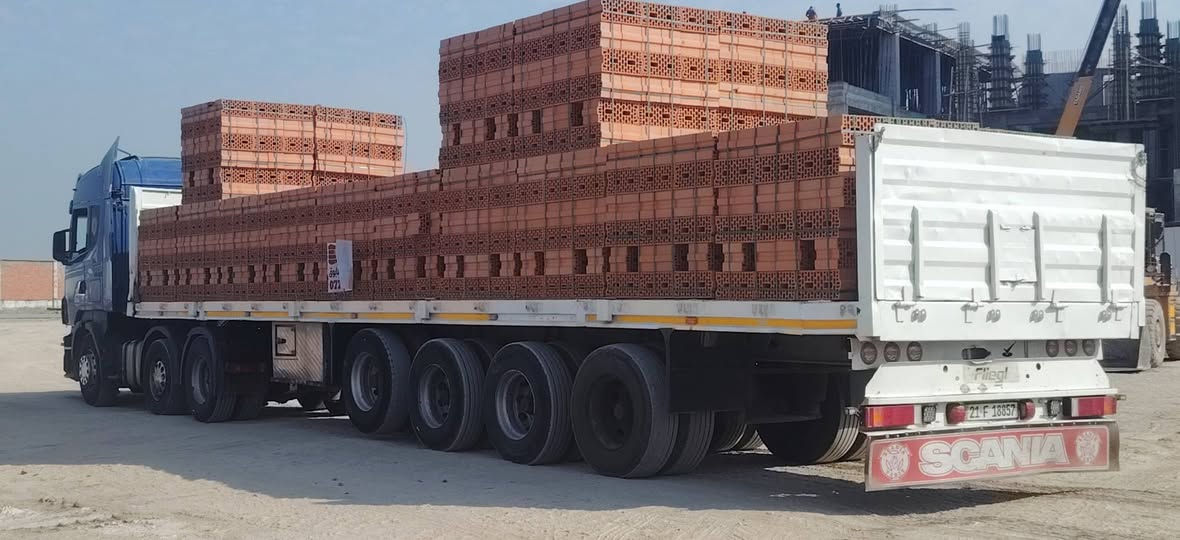 سلام عليكم تريله سكانيه للبيع موديل 2008سنكل امامي عربانه تركيه اربع دناكير جناب متحرك مربوطه بل سنويه سياره جاهز السعر375 وبيه مجال الرقم ***********الرقم الثاني ***********
