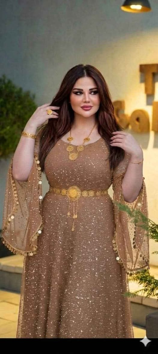 👑 بدلة كردية ملكيةجديدة غير مستعملة
قطعة فخمة تفصال خاص، تصلح للعرايس والمناسبات المميزة

🔹 الطقم: تجي كاملة ويا الحزام الذهبي الملكي قطعتين
🔹 الخامة: شيفون ثقيل مبطن، مريحة باللبس وشغلها نظيف 
📌 الحالة: جديدة 100% غير ملبوسة نهائياً، بعدها بالكاور مال المصممة
مناسبة لـ: حنة، خطوبة، جلسة تصوير، ملكة
تخلي الطلة فخمة وراقية بدون ما تكون أوڤر

📍 مكاني بغداد - توصيل موجود لكل المحافظات 🚚  
📩 للاستفسار على  الخاص

القطعة متوفرة وحدة فقط بغداد, العراق


**إذا كنت صاحب هذا الإعلان وتريد حذفه لأي سبب، رجاءا أرسل رسالة إلى الدعم الفني**