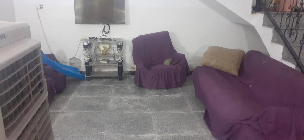ياالله 
السلام عليكم 
للبيع بيت ٢٠٠ ملك صرف تحويل طابو الاعظميه  متر قرب الجزيره السياحيه منطقة كميره  شارع  ابو كفه عل مشروع الاروائي طابق واحد              ملك صرف ٢٥ 
يرادله ترتيب والكاشي تعبان حيل يرادله تبديل 
غرفتين نوم وصاله وحولي ومطبخ وصحيات 
السعر ٩٥ مليون  
*********** علي

