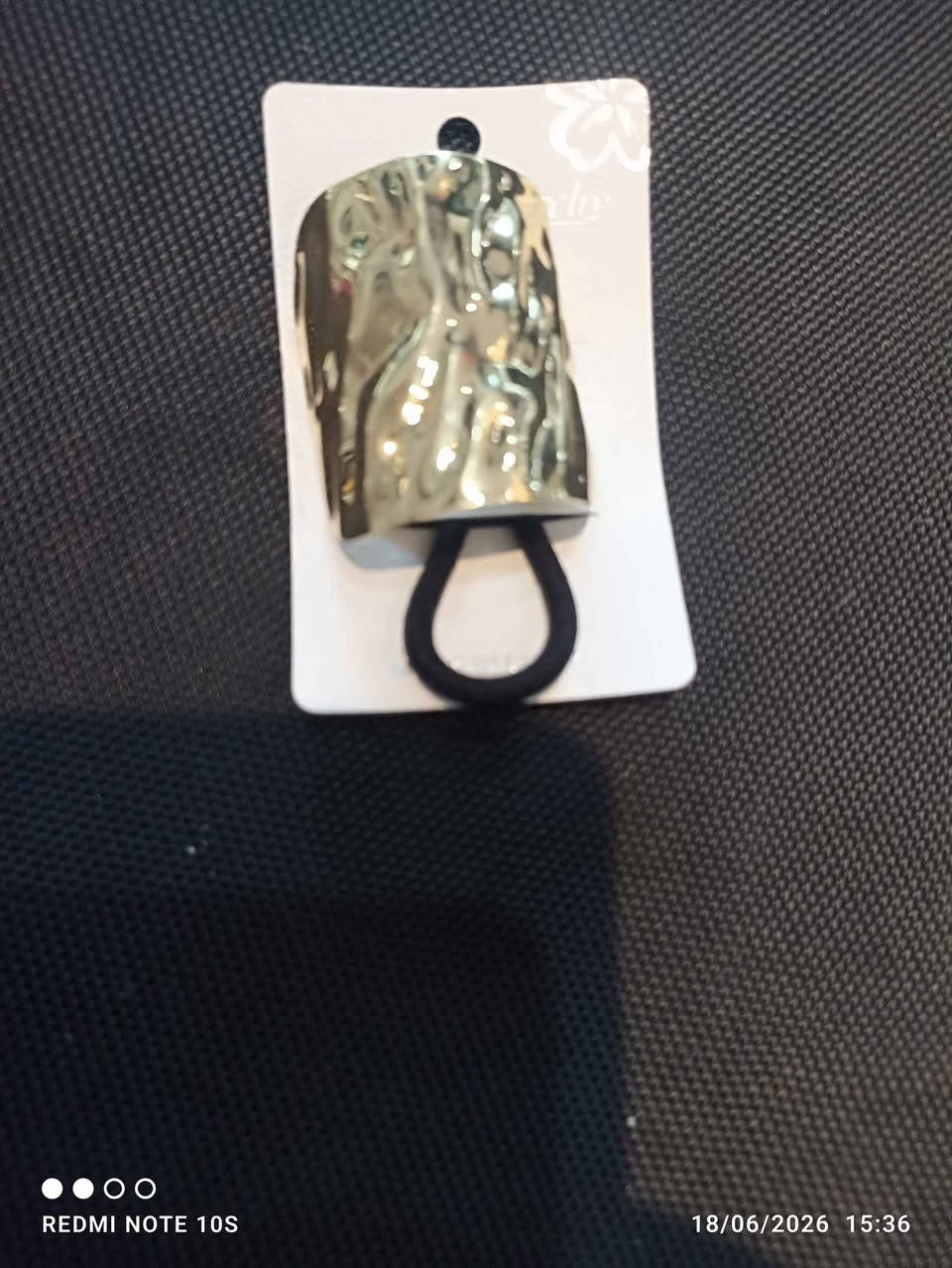 ربطة شعر أنيقة وعصرية (توكة) تأتي مع غطاء معدني مدمج لتغطية ذيل الحصان أو كعكة الشعر.
​الغطاء المعدني: يتميز بقطعة معدنية عريضة ومنحنية باللون الذهبي الفاتح أو الفضي اللامع.
​الملمس والتشطيب: سطح المعدن ذو ملمس مطرّق ومتموج (Martelé)، وهو ما يمنحه لمعاناً مميزاً عند انعكاس الضوء عليه، ويعطيه طابعاً حيوياً وغير منتظم.
​ربطة العنق: يتصل بالجزء السفلي للمعدن شريط مطاطي (أستك) مرن باللون الأسود، يُستخدم لتثبيت الشعر أولاً، ثم يستقر الغطاء المعدني فوقه لإخفاء المطاط وإعطاء مظهر أنيق للتسريحة. فاس, المغرب


**إذا كنت صاحب هذا الإعلان وتريد حذفه لأي سبب، رجاءا أرسل رسالة إلى الدعم الفني**
