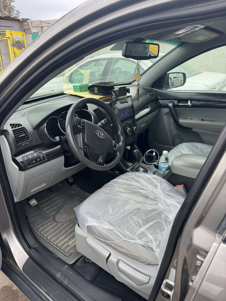 السلام عليكم. *********** للبيع كيا سورنتو موديل 2011 محرك لوك 2400دوش بلادي  تخم تاير صدر امامي خلفي جديد منضومة زنون عالي ناصي عدسات اصليه سبعه راكب كشانه تدفئه تبريد حادثه من امريكا جاملغ الخلفي جهة الصدر وباب الخلفي الي يم جاملغ جارد. وبلعراق صار بيه حادث باب صدر وجاملغ شخط وصابغين صفحه بدون تكمه وبدون دواخل سياره ماشيه 135 بسمي سياره جديده مامتعوبه مال جناي 
*********** بغداد, العراق
