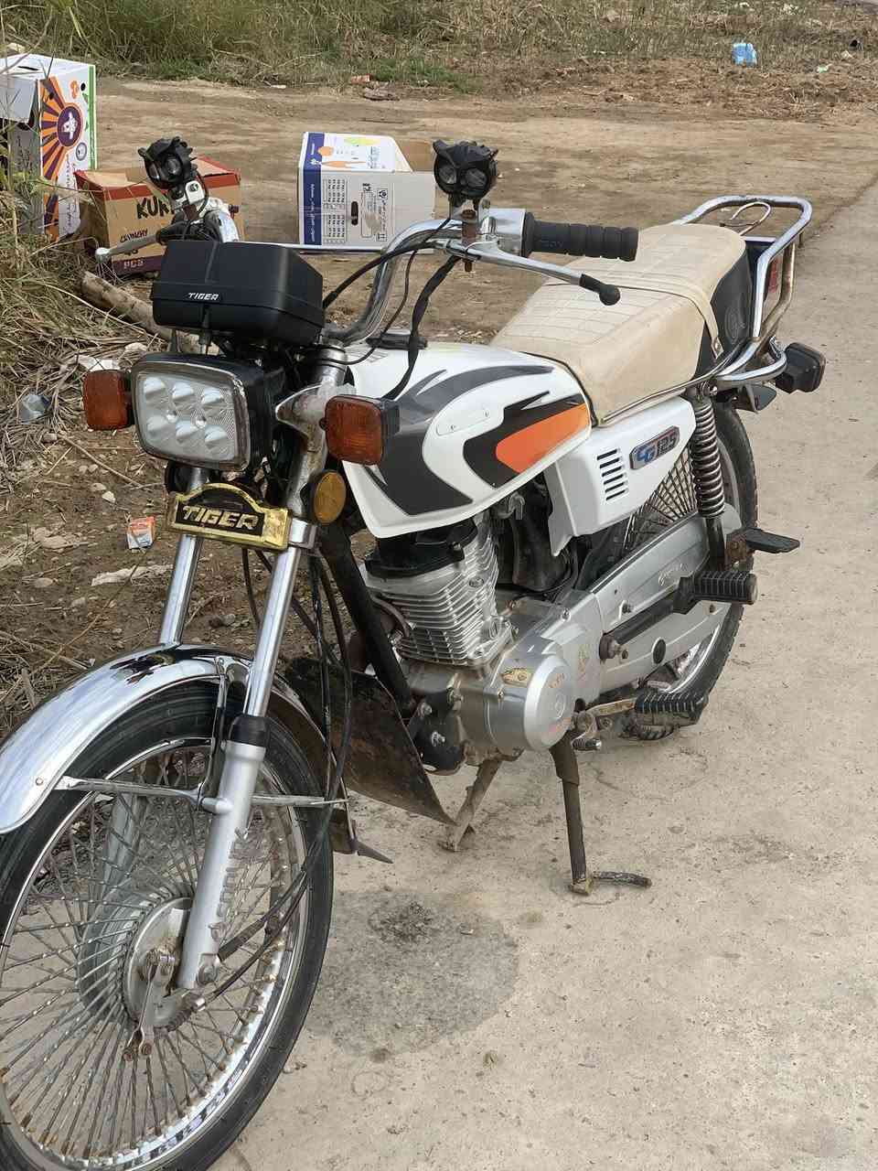 دراجه تايكر موديل 2020 نضافه مثل موضح بل صوره دراجه اورق محرك مكفول ما مفتوح دراجه حيل نضيفه وبل حقيقه احله من صور البيع ومراوس بسيفان سكن قضاء قلعه صالح قرب جسر عبدالله ابن علي رقم الهاتف ***********التصال
