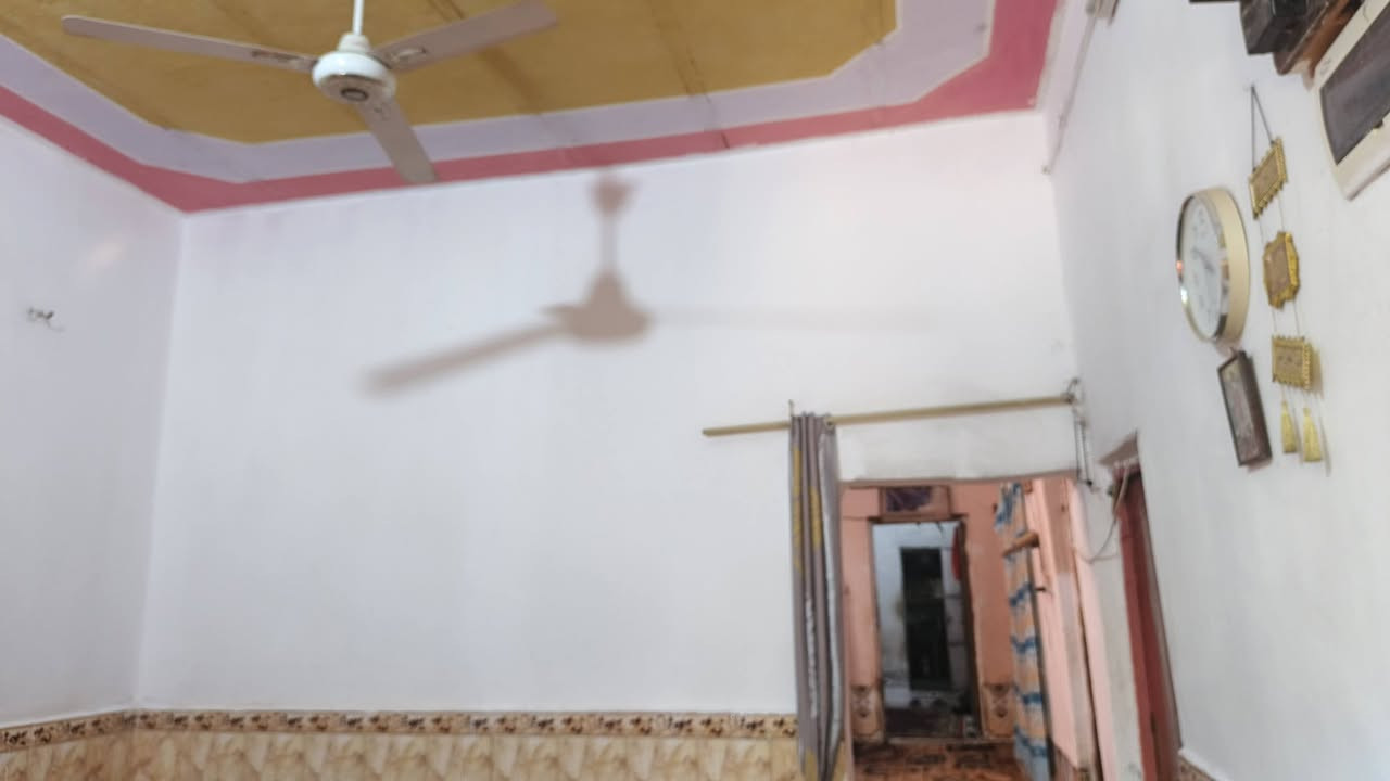 بيت للبيع طابقين طابو صرف مساحه ٢٠٠ يحتوي عله ٥غرف +موزع فوك وموزع جوة وهول ودوانيه ٨متر العنوان القرنه حي الجمعه شارع مدرست البينه والمدرسه الدوليه للستفسار ***********
